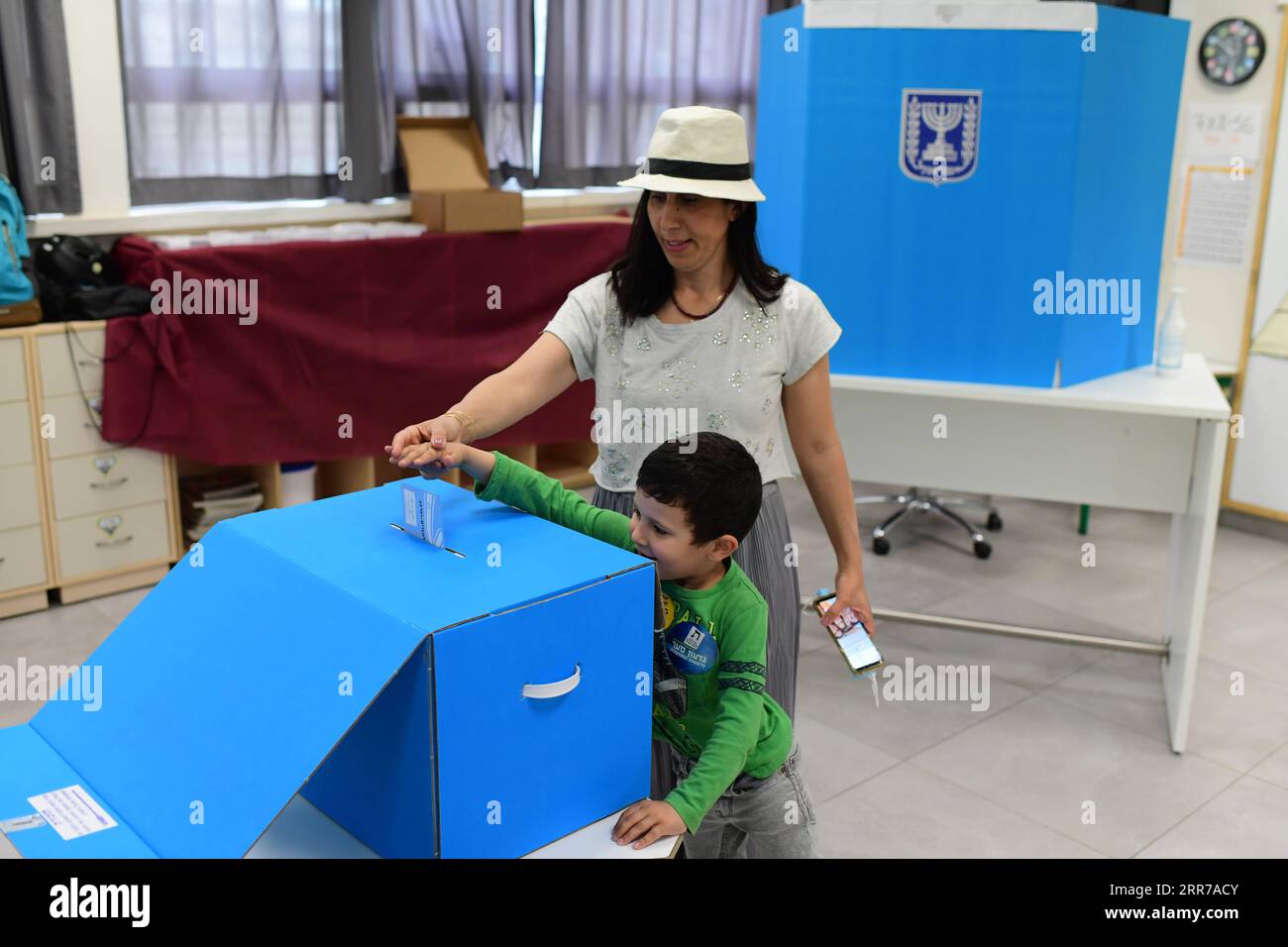 210323 -- ROSH HAAYIN, le 23 mars 2021 -- une israélienne vote lors des élections législatives israéliennes dans un bureau de vote dans la ville de Rosh Haayin, dans le centre d'Israël, le 23 mars 2021. Les Israéliens ont commencé à voter mardi matin lors de la quatrième élection parlementaire en deux ans, au milieu d’une impasse politique persistante et avec des sondages suggérant une course serrée. /JINI/document via Xinhua MIDEAST-ISRAELI PARLIAMENTARY ELECTIONS GideonxMarkowicz PUBLICATIONxNOTxINxCHN Banque D'Images