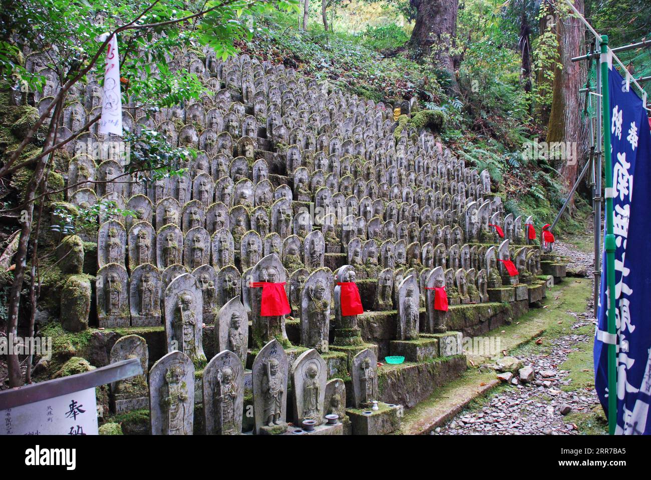 Un ensemble de statues sur le pèlerinage du temple Japon 88 sur l'île de Shikoku Banque D'Images