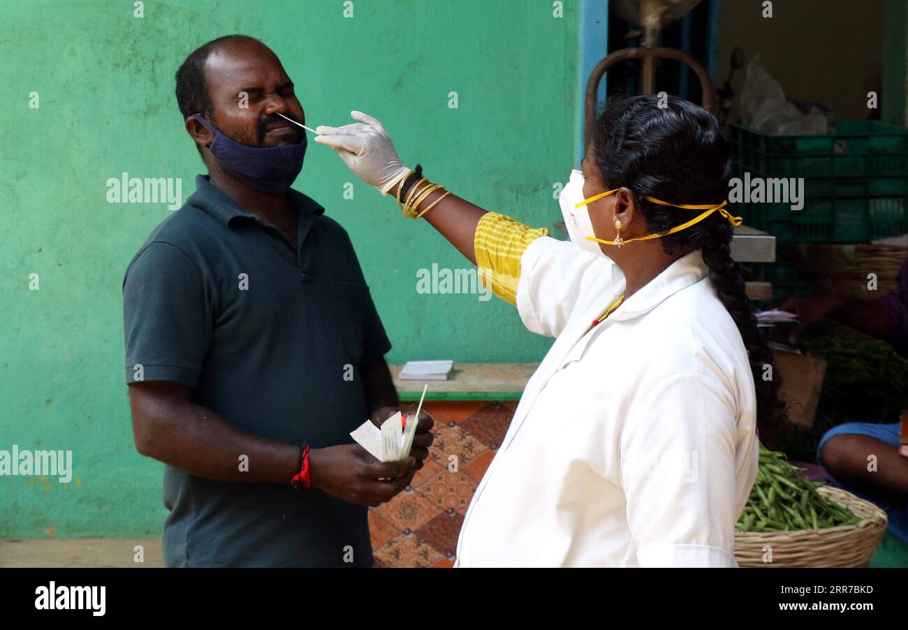 210324 -- CHENNAI INDE, le 24 mars 2021 -- Un travailleur de la santé prélève un écouvillon d'un homme pour un test COVID-19 sur un marché à Chennai, en Inde, le 24 mars 2021. Le nombre de cas de COVID-19 en Inde a atteint 11 734 058 mercredi, alors même que 47 262 nouveaux cas ont été signalés à travers le pays, selon les derniers chiffres publiés par le ministère fédéral de la Santé. Str/Xinhua INDIA-CHENNAI-COVID-19-TEST Stringer PUBLICATIONxNOTxINxCHN Banque D'Images