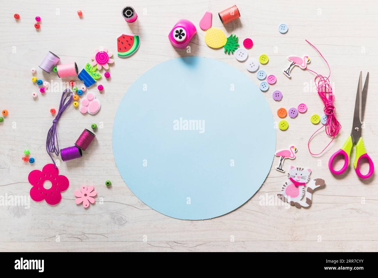 Papier blanc bleu circulaire avec éléments décoratifs texturés en toile de fond Banque D'Images