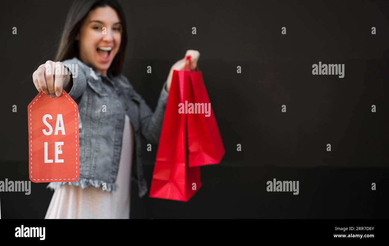 Femme pleurant avec des paquets de vente tablette Banque D'Images