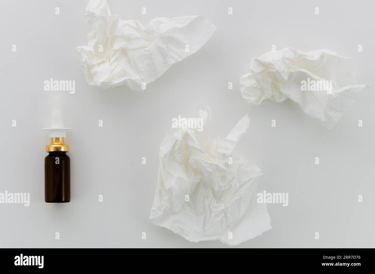 Flacon compte-gouttes en papier blanc froissé fond blanc Banque D'Images