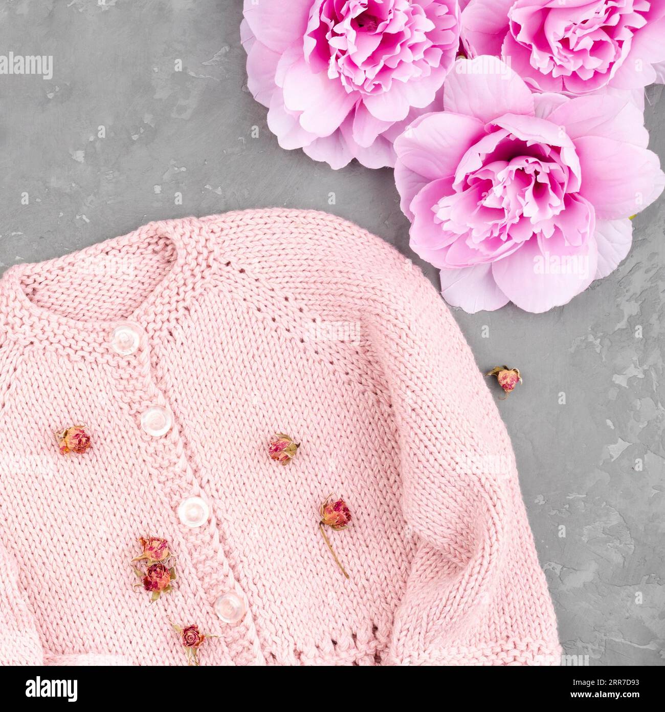 Veste rose crochetée avec des fleurs Banque D'Images