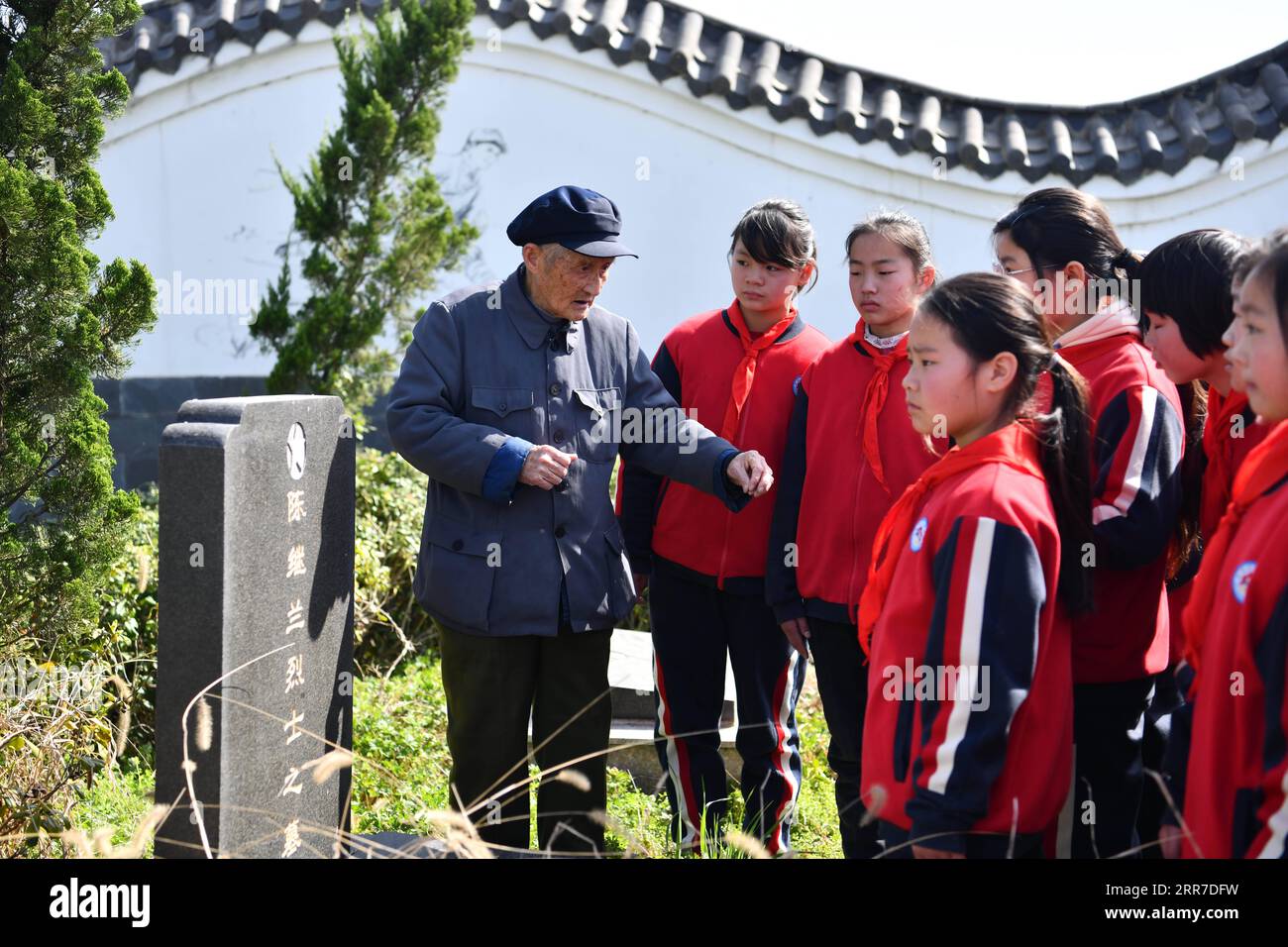 210326 -- HEFEI, le 26 mars 2021 -- Yan Mingyou présente l'histoire des martyrs aux élèves de l'école primaire de Zhuwan au cimetière des martyrs dans le canton de Zhuwan, dans le comté de Dingyuan, ville de Chuzhou, province de l'Anhui dans l'est de la Chine, le 24 mars 2021. Yan Mingyou, 92 ans, est toujours au poste d'enseignement de la musique dans les écoles primaires rurales. Prenant sa retraite en tant qu'enseignante rurale en 1990, Yan a été bénévole pour enseigner la musique aux élèves des écoles rurales. En 1953, Yan quitte l'armée et retourne dans sa ville natale de Zhuwan, dans le comté de Dingyuan. Il a abandonné un meilleur emploi au gouvernement local et a choisi de travailler dans le scho rural Banque D'Images