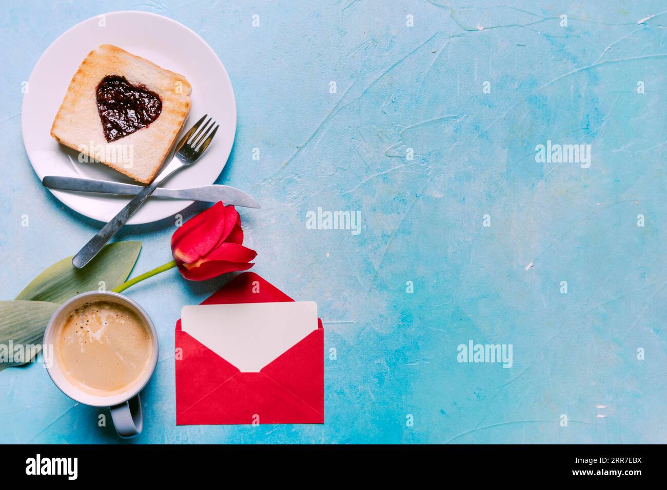 Toast avec confiture en forme de coeur avec table tulipe Banque D'Images