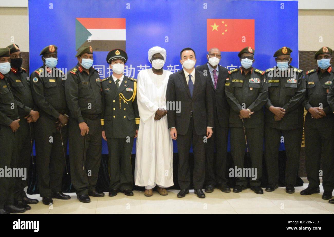 210327 -- KHARTOUM, le 27 mars 2021 -- l'ambassadrice de Chine au Soudan Ma Xinmin 5th R pose pour une photo de groupe lors d'une cérémonie de remise de vaccins chinois à Khartoum, Soudan, le 26 mars 2021. Un lot de vaccins Sinopharm COVID-19, donnés par le gouvernement chinois au Soudan, est arrivé ici vendredi. SOUDAN-KHARTOUM-VACCIN CHINOIS-ARRIVÉE MaxYichong PUBLICATIONxNOTxINxCHN Banque D'Images