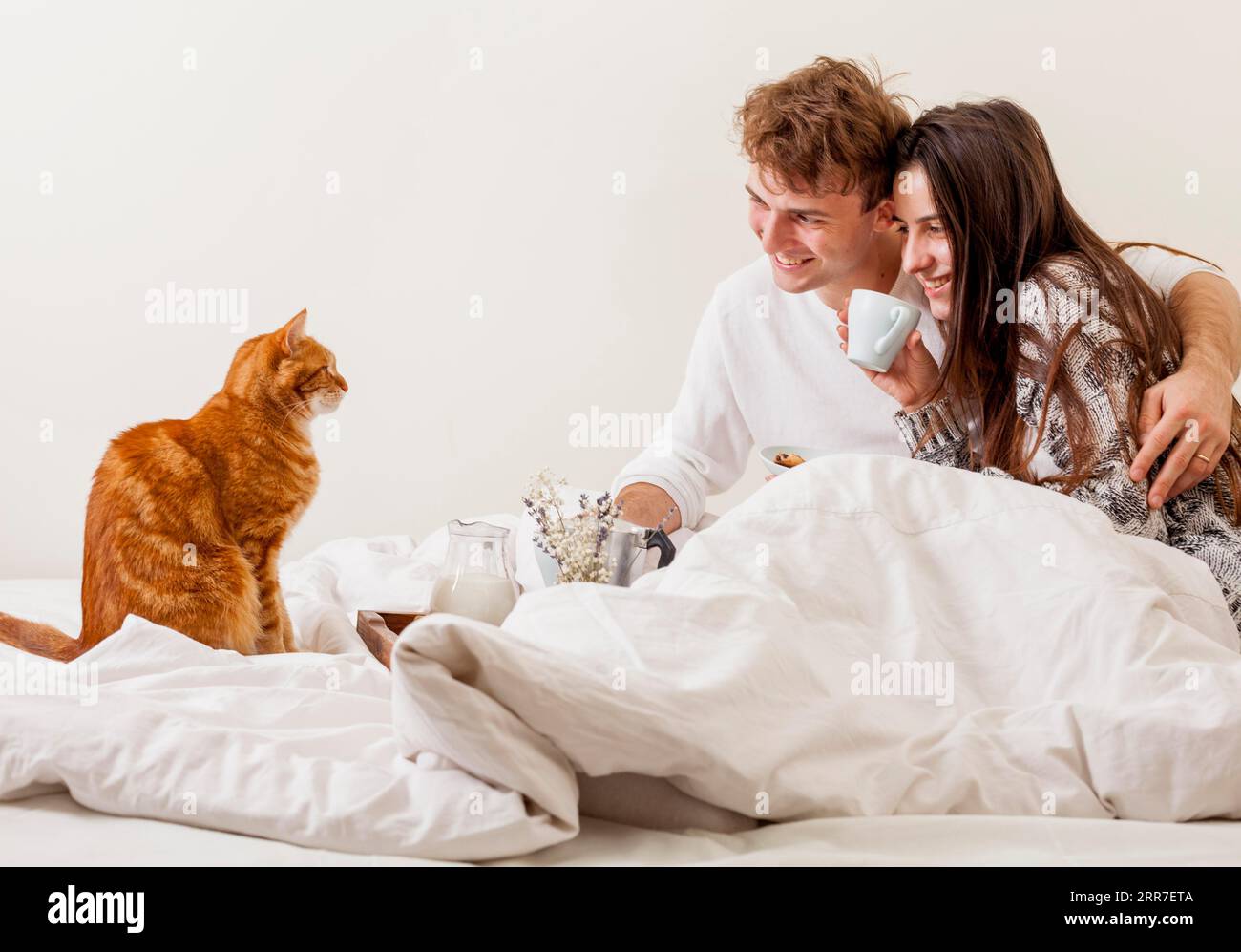 Jeune couple ayant le lit de petit déjeuner Banque D'Images