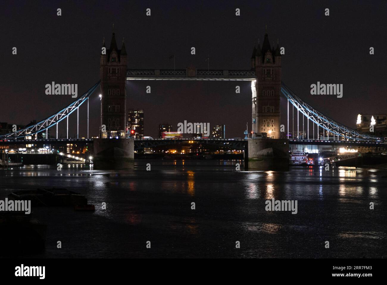 Actualités Bilder des Tages 210328 -- LONDRES, le 28 mars 2021 -- la photo prise le 27 mars 2021 montre Tower Bridge avec ses lumières éteintes pendant l'heure de la Terre à Londres, en Grande-Bretagne. Alors que les lumières du monde entier s’éteignent samedi à 8:30 h, heure locale, pour marquer l’heure de la Terre 2021, le WWF International, Fonds mondial pour la nature, appelle à une action urgente pour inverser la tendance et sécuriser un monde positif pour la nature d’ici 2030. Photo de /Xinhua BRITAIN-LONDON-EARTH HOUR RayxTang PUBLICATIONxNOTxINxCHN Banque D'Images