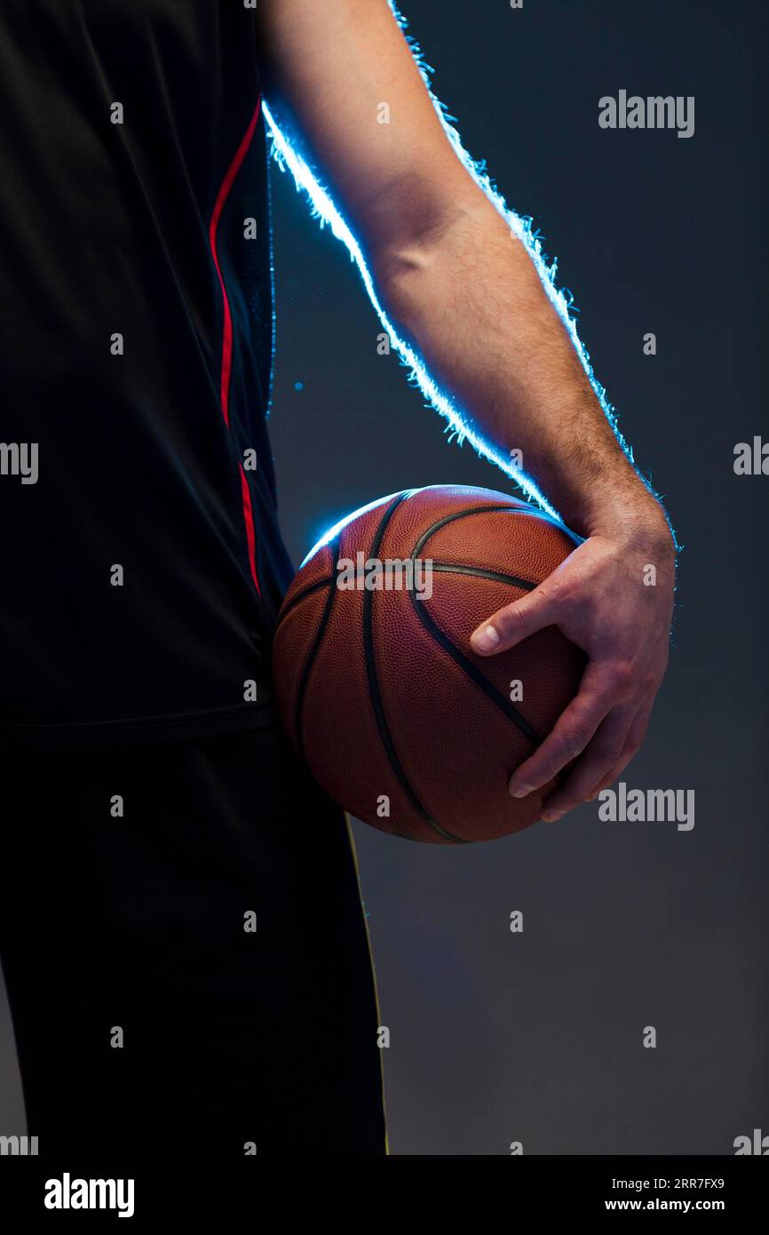 Joueur de basket-ball vue de face avec main de balle Banque D'Images