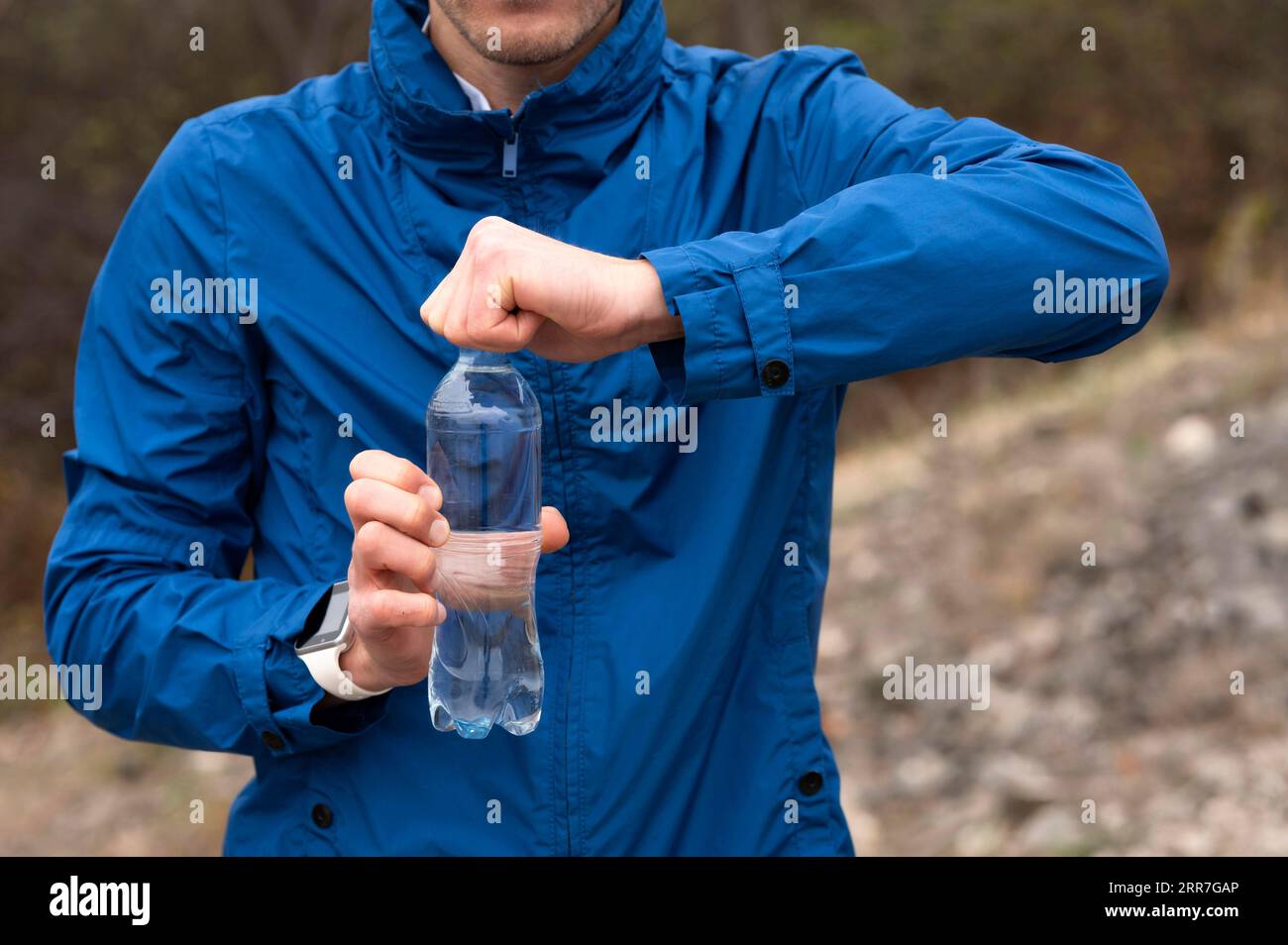 Homme tenant la bouteille d'eau nature Banque D'Images