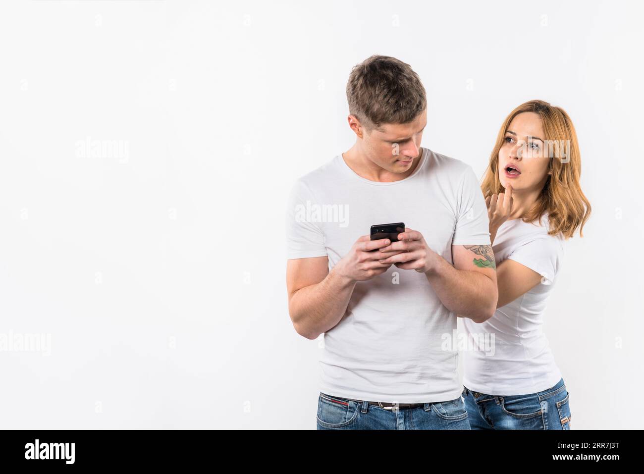 Petit ami cherchant sa petite amie cherchant secrètement son téléphone portable Banque D'Images