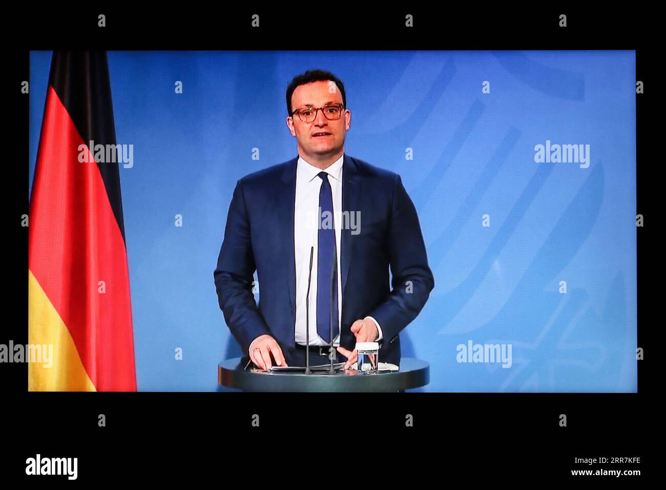 210330 -- BERLIN, le 30 mars 2021 -- une photo prise à Berlin, en Allemagne, le 30 mars 2021 montre un écran montrant le ministre allemand de la Santé, Jens Spahn, assistant à une conférence de presse après une réunion des gouvernements fédéral et des États allemands sur le vaccin AstraZeneca. Le vaccin AstraZeneca COVID-19 ne devrait généralement être utilisé que pour les personnes âgées de 60 ans et plus à partir de mercredi, les gouvernements fédéral et des États allemands ont décidé mardi soir. ALLEMAGNE-BERLIN-ASTRAZENECA COVID-19 VACCIN-CONFÉRENCE DE PRESSE SHANXYUQI PUBLICATIONXNOTXINXCHN Banque D'Images