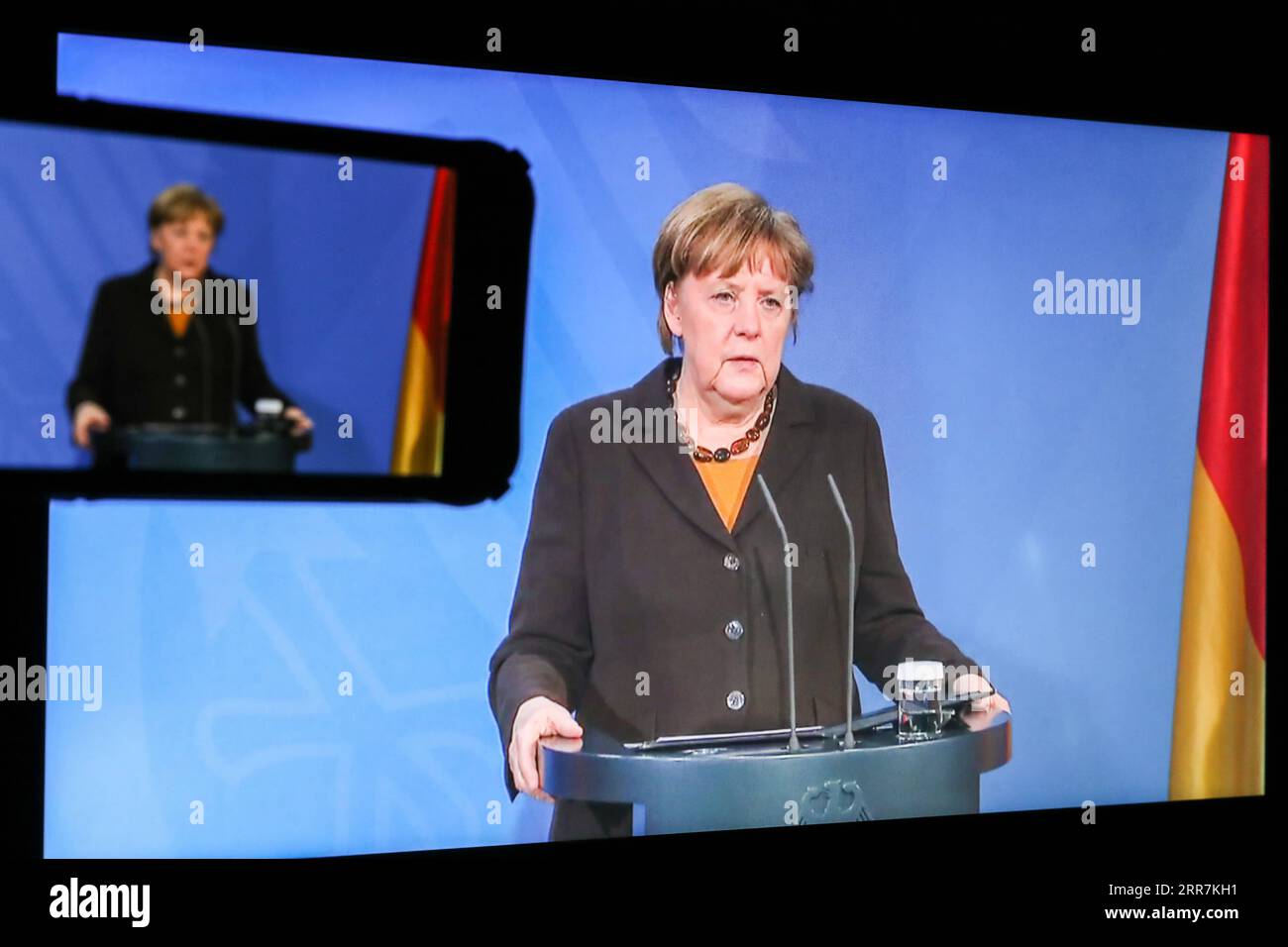 Actualités Bilder des Tages Entertainment Bilder des Tages 210330 -- BERLIN, le 30 mars 2021 -- une photo prise à Berlin, en Allemagne, le 30 mars 2021 montre des écrans montrant la chancelière allemande Angela Merkel participant à une conférence de presse après une réunion des gouvernements fédéral et des États allemands sur le vaccin AstraZeneca. Le vaccin AstraZeneca COVID-19 ne devrait généralement être utilisé que pour les personnes âgées de 60 ans et plus à partir de mercredi, les gouvernements fédéral et des États allemands ont décidé mardi soir. ALLEMAGNE-BERLIN-ASTRAZENECA COVID-19 VACCIN-CONFÉRENCE DE PRESSE SHANXYUQI PUBLICATIONXNOTXINXCHN Banque D'Images