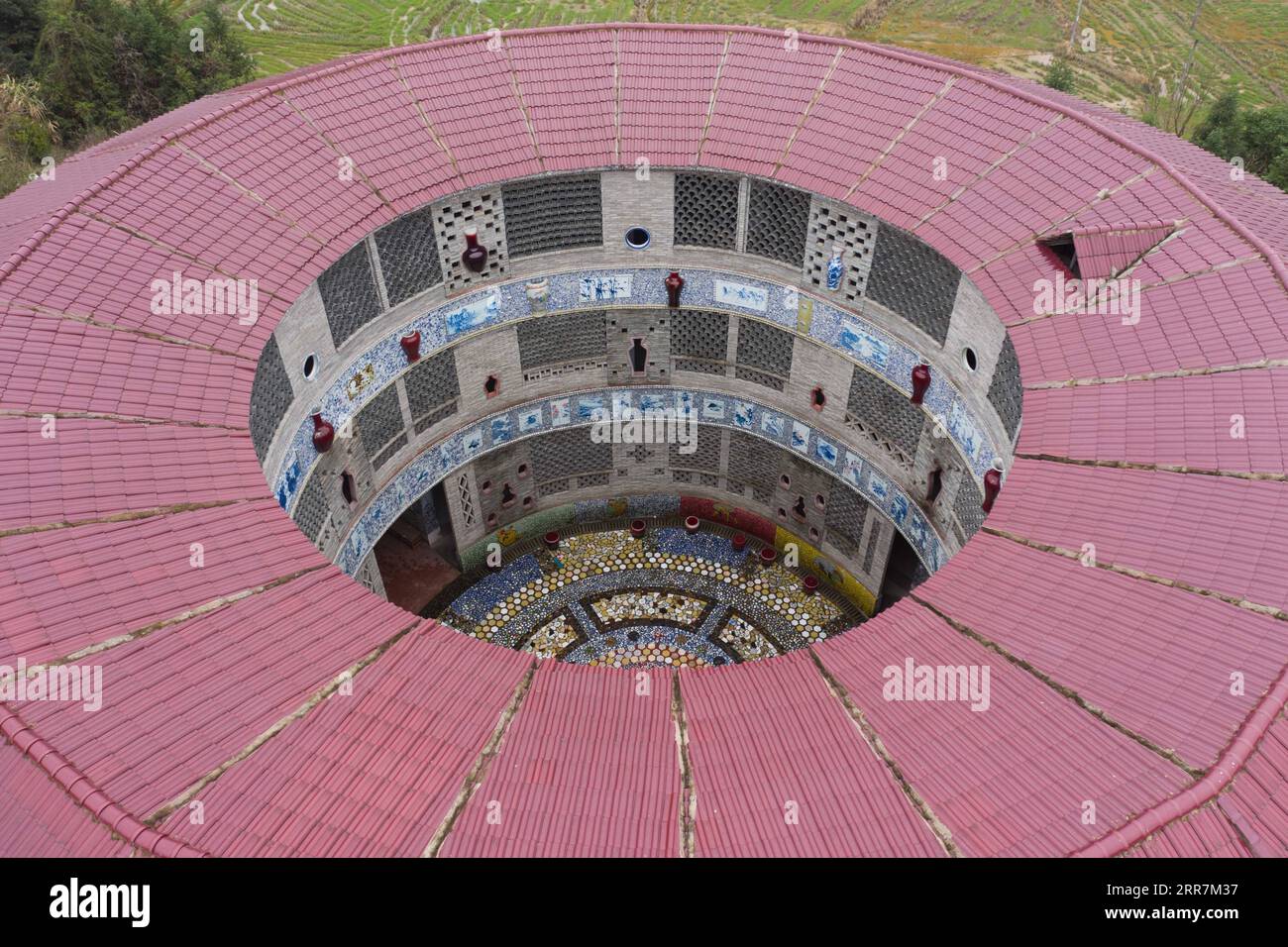 210331 -- NANCHANG, le 31 mars 2021 -- une photo aérienne prise le 20 mars 2021 montre une vue d'un palais de porcelaine dans le village de Xinping du comté de Fuliang à Jingdezhen, province du Jiangxi dans l'est de la Chine. Yu Ermei, une villageoise de 91 ans qui travaillait autrefois dans une manufacture de porcelaine, a commencé à construire ses palais de porcelaine dans le village de Xinping à partir de 2011. Grâce à ses efforts, quatre bâtiments décorés de porcelaine et de pièces de porcelaine se dressent maintenant dans le village, attirant de nombreux touristes à visiter. CHINE-JIANGXI-JINGDEZHEN-PORCELAINE PALACESCN ZhouxMi PUBLICATIONxNOTxINxCHN Banque D'Images