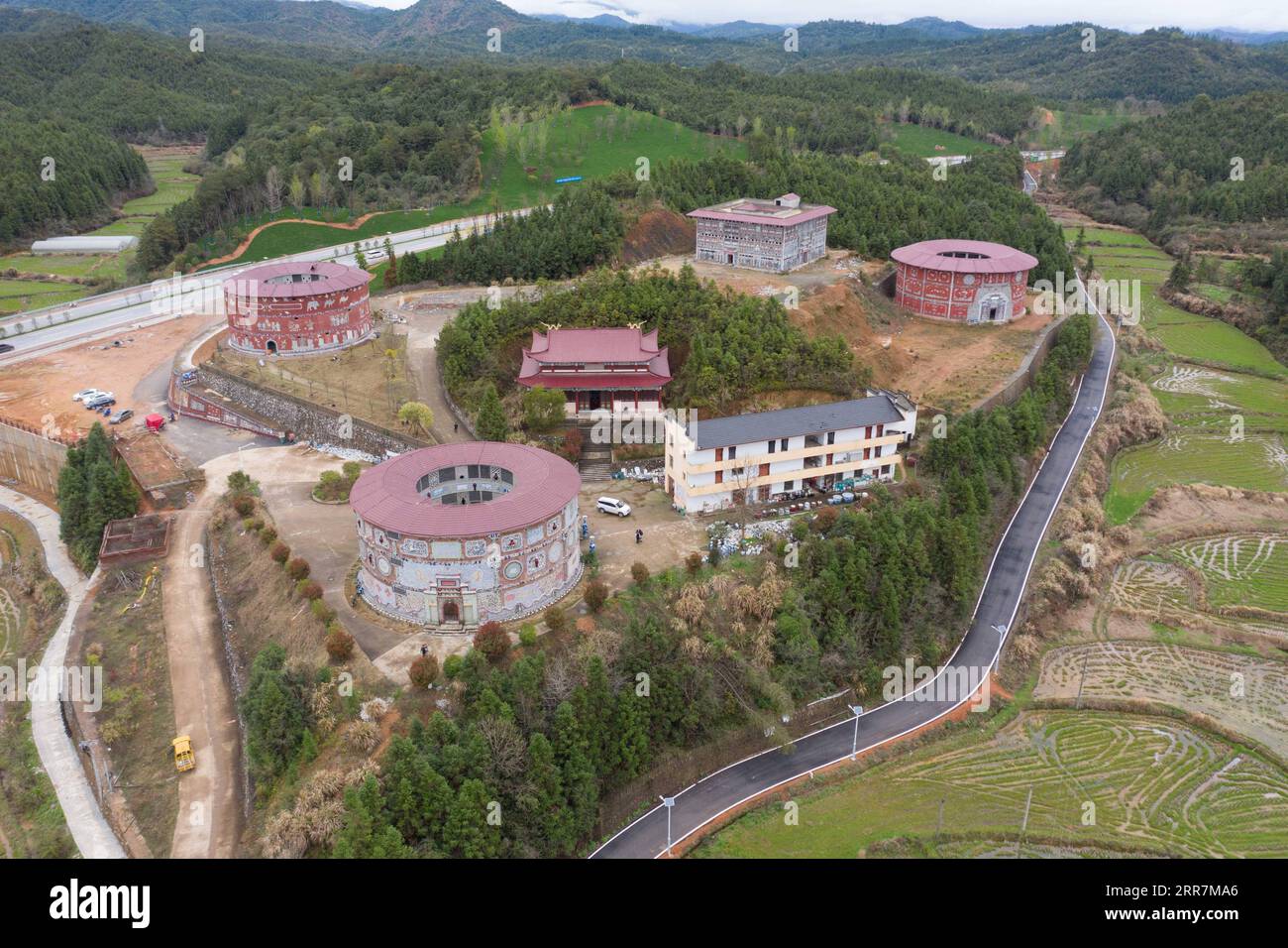 210331 -- NANCHANG, le 31 mars 2021 -- une photo aérienne prise le 19 mars 2021 montre une vue des palais de porcelaine dans le village de Xinping du comté de Fuliang à Jingdezhen, province du Jiangxi dans l'est de la Chine. Yu Ermei, une villageoise de 91 ans qui travaillait autrefois dans une manufacture de porcelaine, a commencé à construire ses palais de porcelaine dans le village de Xinping à partir de 2011. Grâce à ses efforts, quatre bâtiments décorés de porcelaine et de pièces de porcelaine se dressent maintenant dans le village, attirant de nombreux touristes à visiter. CHINE-JIANGXI-JINGDEZHEN-PORCELAINE PALACESCN ZhouxMi PUBLICATIONxNOTxINxCHN Banque D'Images