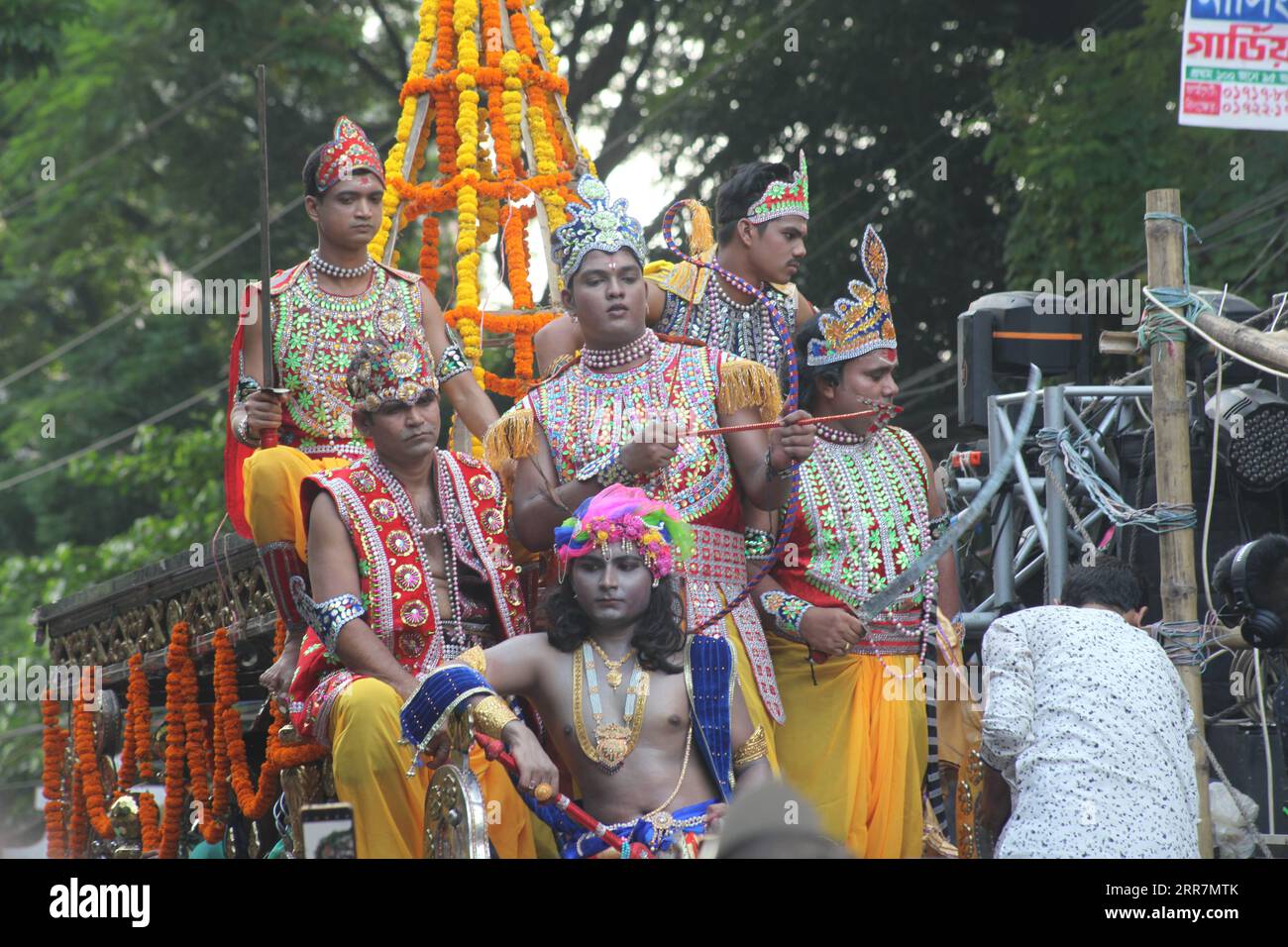 Dhaka Bangladesh septembre 6,2023.les fidèles hindous bangladais prennent part à une procession lors de la célébration de Janmashtami ou naissance du Seigneur Krishna Banque D'Images