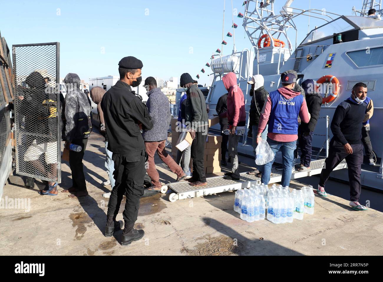 210331 -- TRIPOLI, le 31 mars 2021 -- des migrants illégaux arrivent à une base navale de Tripoli, en Libye, le 31 mars 2021. La marine libyenne a annoncé mercredi le sauvetage d un total de 163 migrants illégaux de différentes nationalités africaines au large de la côte ouest du pays. Photo de /Xinhua LIBYE-TRIPOLI-MIGRANTS ILLÉGAUX-SAUVETAGE HamzaxTurkia PUBLICATIONxNOTxINxCHN Banque D'Images