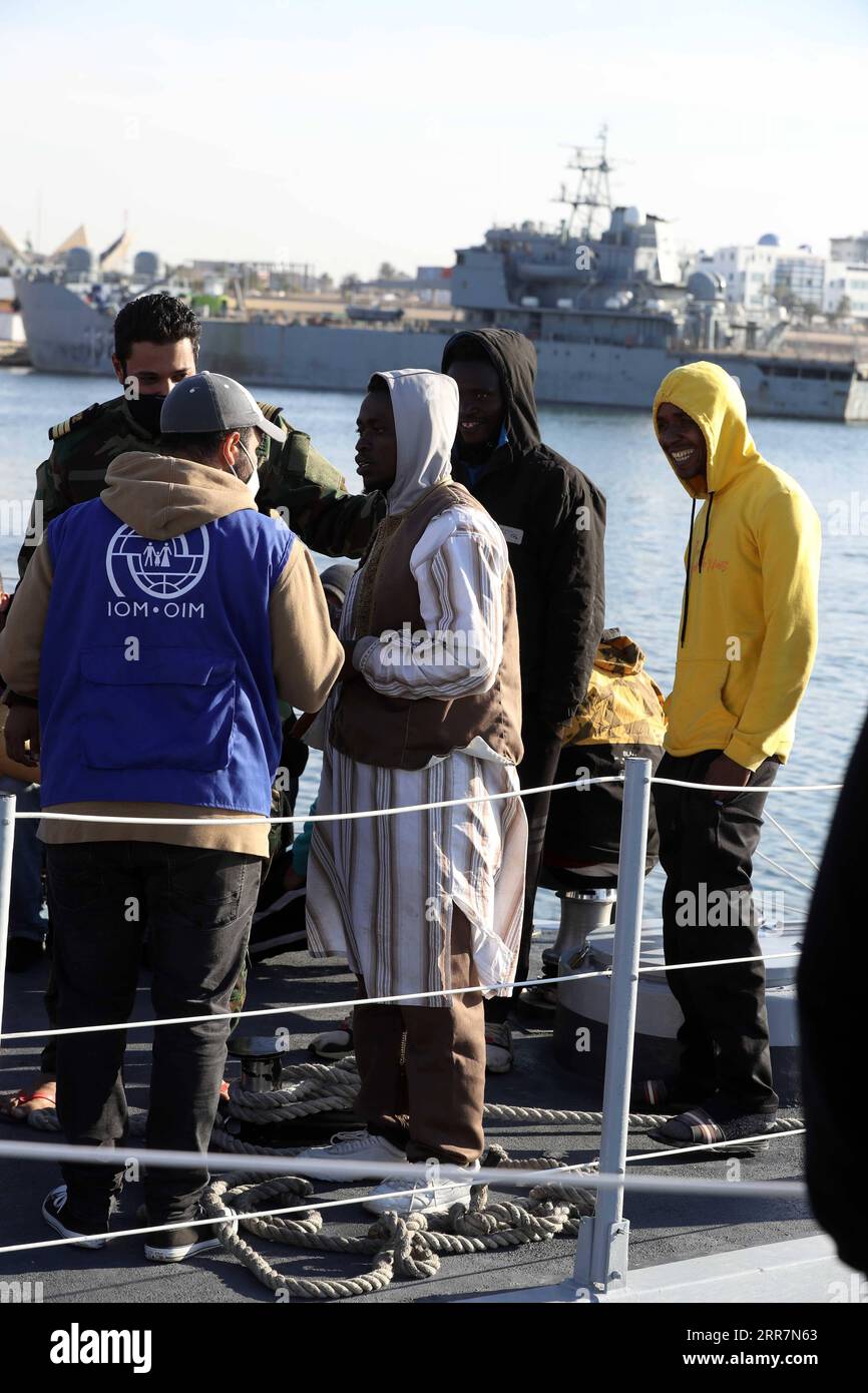210331 -- TRIPOLI, le 31 mars 2021 -- des migrants illégaux sont vus sur le pont du navire des garde-côtes libyens à Tripoli, en Libye, le 31 mars 2021. La marine libyenne a annoncé mercredi le sauvetage d un total de 163 migrants illégaux de différentes nationalités africaines au large de la côte ouest du pays. Photo de /Xinhua LIBYE-TRIPOLI-MIGRANTS ILLÉGAUX-SAUVETAGE HamzaxTurkia PUBLICATIONxNOTxINxCHN Banque D'Images
