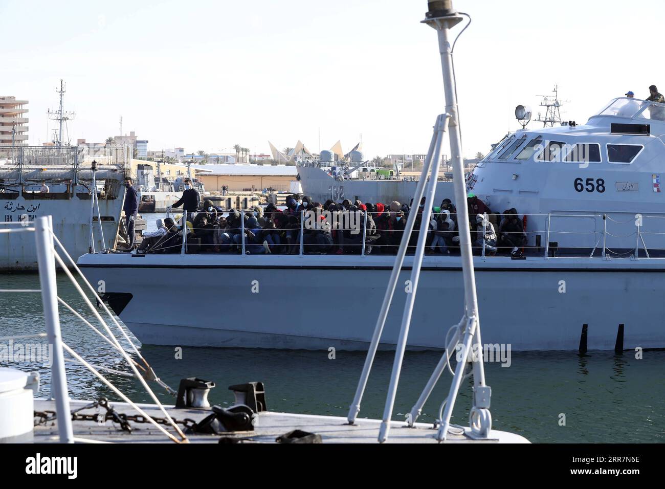 210331 -- TRIPOLI, le 31 mars 2021 -- des migrants illégaux sont vus sur le pont du navire des garde-côtes libyens à Tripoli, en Libye, le 31 mars 2021. La marine libyenne a annoncé mercredi le sauvetage d un total de 163 migrants illégaux de différentes nationalités africaines au large de la côte ouest du pays. Photo de /Xinhua LIBYE-TRIPOLI-MIGRANTS ILLÉGAUX-SAUVETAGE HamzaxTurkia PUBLICATIONxNOTxINxCHN Banque D'Images