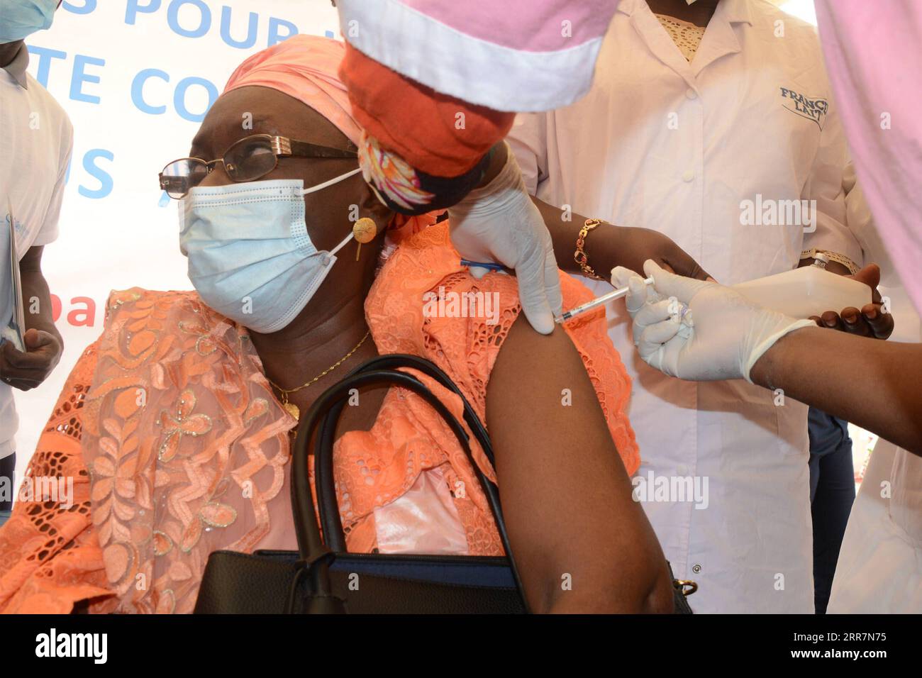 210331 -- BAMAKO, le 31 mars 2021 -- Une femme reçoit le vaccin COVID-19 à Bamako, Mali, le 31 mars 2021. La ministre malienne de la Santé et du développement social, Fanta Siby, a reçu mercredi sa première dose de vaccin contre le COVID-19, qui symbolisait le lancement officiel de la campagne de vaccination contre le COVID-19 au Mali. Au cours de cette première phase de la campagne de vaccination, selon le ministre, un total de 21 406 agents de santé seront vaccinés à Bamako, épicentre de la pandémie dans ce pays d’Afrique de l’Ouest. Photo de /Xinhua MALI-BAMAKO-COVID-19-VACCINATION HabibxKouyate PUBLICATIONxNOTxINxCHN Banque D'Images