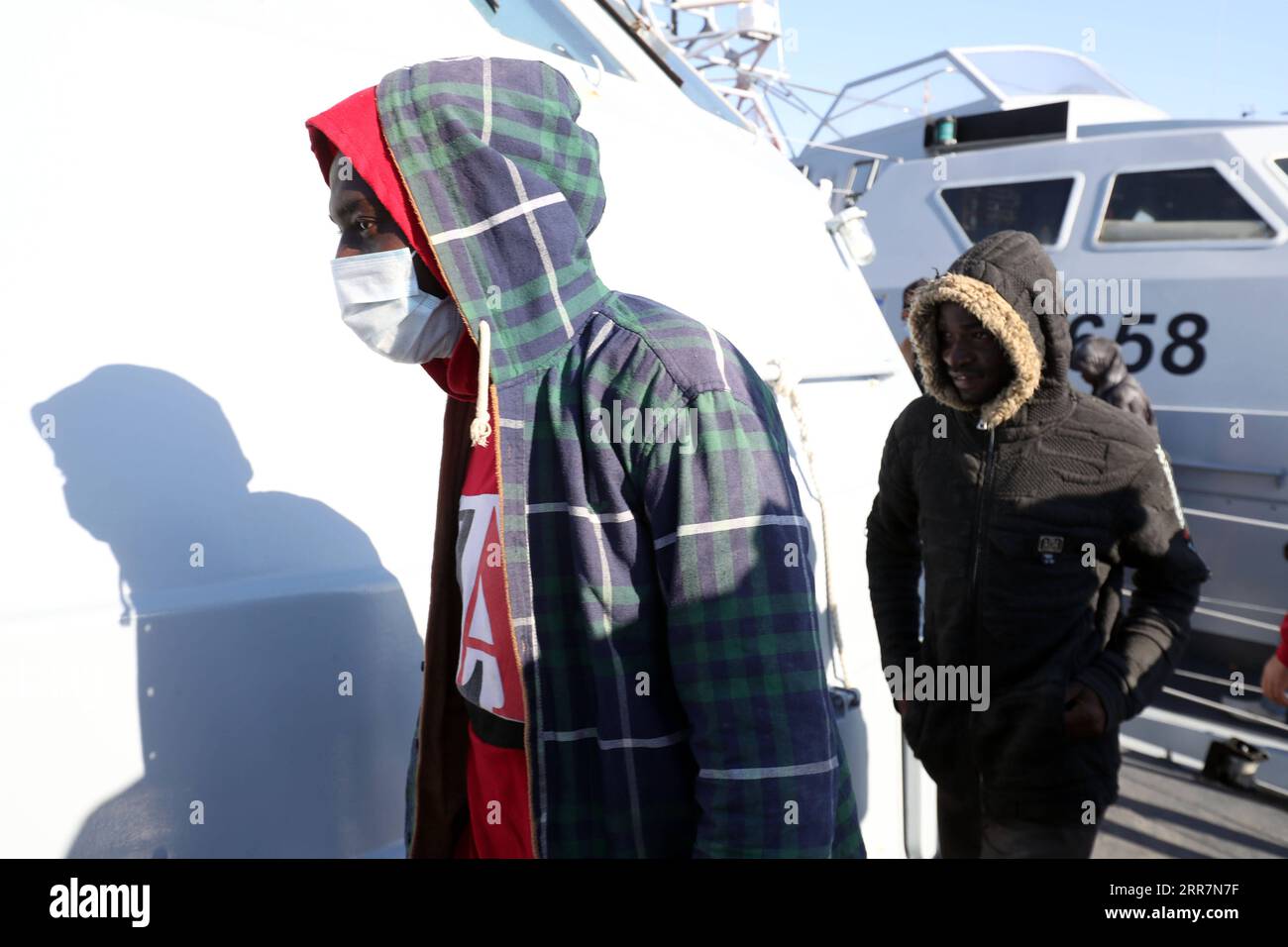 210331 -- TRIPOLI, le 31 mars 2021 -- des migrants illégaux arrivent à une base navale de Tripoli, en Libye, le 31 mars 2021. La marine libyenne a annoncé mercredi le sauvetage d un total de 163 migrants illégaux de différentes nationalités africaines au large de la côte ouest du pays. Photo de /Xinhua LIBYE-TRIPOLI-MIGRANTS ILLÉGAUX-SAUVETAGE HamzaxTurkia PUBLICATIONxNOTxINxCHN Banque D'Images