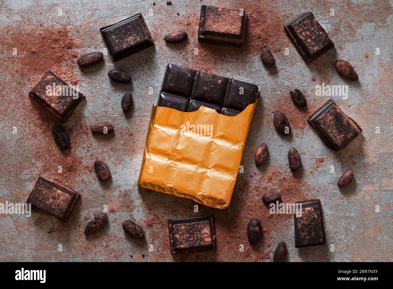 Fond rustique de fèves de cacao de barre de chocolat enveloppée Banque D'Images