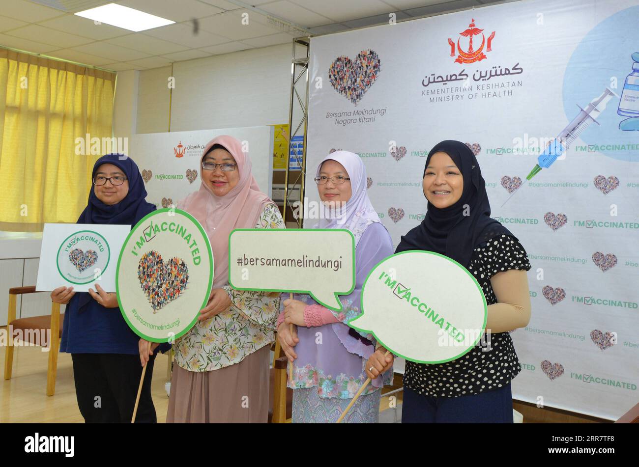 210404 -- BANDAR SERI BEGAWAN, le 4 avril 2021 -- les lignes de front posent pour une photo de groupe après avoir reçu leur vaccination avec le vaccin Sinopharm à Bandar Seri Begawan, capitale du Brunei, le 3 avril 2021. Brunei a officiellement commencé samedi son programme national de vaccination contre le COVID-19 dans des centres de vaccination à travers le pays. Selon le ministère de la Santé du Brunei, un total de 754 personnes ont reçu leur première dose de vaccin COVID-19 le samedi, y compris Haji Awang Mohammad Isham, ministre de la Santé, qui a reçu son vaccin Jab de Sinopharm au Raja Isteri Pengiran Anak Saleha H. Banque D'Images