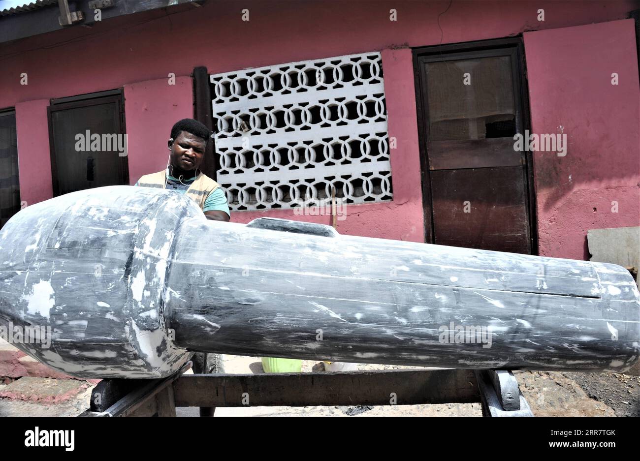 210404 -- ACCRA, le 4 avril 2021 -- Un jeune menuisier polit un cercueil en forme de microphone dans un atelier de cercueil à Accra, capitale du Ghana, le 23 mars 2021. Les cercueils au Ghana pourraient non seulement être des boîtes qui contiennent le défunt, mais aussi être des œuvres d'art qui varient dans plusieurs styles, une façon unique pour les gens de commémorer leurs bien-aimés. POUR ALLER AVEC la caractéristique : Jeune charpentier ghanéen poursuit la tradition de fabrication de cercueils stylisés GHANA-ACCRA-CARPENTER-TRADITION-CERCUEIL FAIRE XuxZheng PUBLICATIONxNOTxINxCHN Banque D'Images