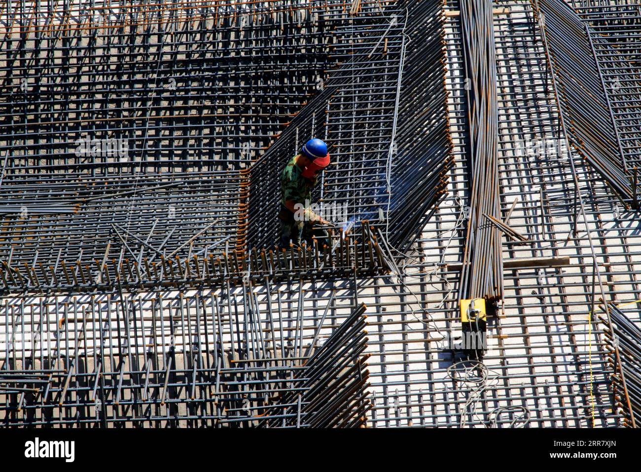 Les ouvriers de la construction fabriquent la charpente en béton armé sur le chantier de construction Banque D'Images