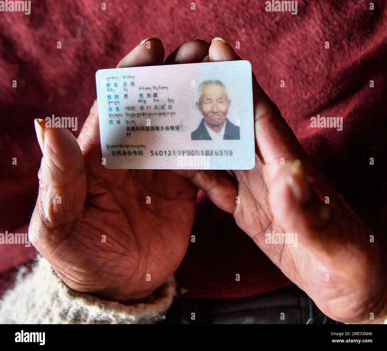 210407 -- LHASSA, 7 avril 2021 -- la photo prise le 22 mars 2021 montre la carte d'identité de Tsephel. Tsephel, 92 ans, vit dans le canton de Qangka, dans le comté de Lhunzhub, dans le comté de Lhassa. Né dans le comté de Gyaca de Shannan, il est né dans le servage à la naissance. Lui et ses parents menaient une vie souvent sans assez de nourriture et dans des vêtements déchiquetés. Après la mort de ses parents, Tsephel a dû commencer une vie itinérante pour éviter d'être attrapé par les propriétaires de serfs. Une fois que nous avions été attrapés par les propriétaires de serf, ils nous arrachaient probablement les yeux, nous coupaient les oreilles, et nous coupaient les mains et les pieds. Même à l'idée de cela me fait frissonner n. Banque D'Images