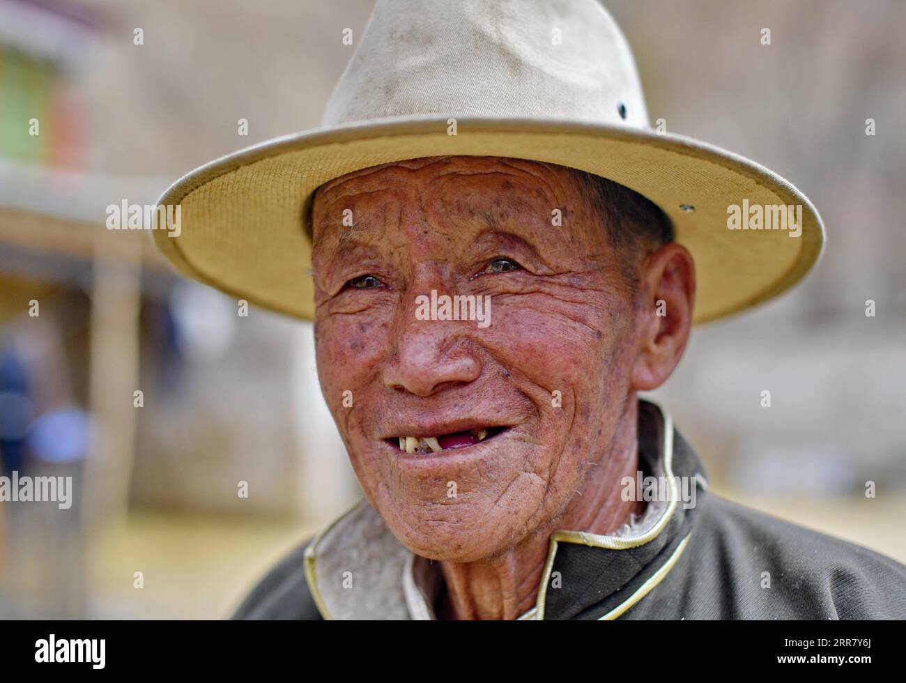 210408 -- LHASSA, 8 avril 2021 -- la photo prise le 20 mars 2021 montre le portrait de Dro Dra dans le Xigaze de la région autonome du Tibet du sud-ouest de la Chine. DRO Dra, un villageois de 85 ans à Xigaze, était autrefois serf dans le vieux Tibet. De retour à l'ancien temps, malgré le travail acharné toute l'année, la famille de Dro Dra ne pouvait pas avoir un grain d'orge des hautes terres qu'ils cultivaient pour eux-mêmes. Année après année, ils ont lutté dans un cercle vicieux consistant à emprunter de la nourriture, à payer des impôts au seigneur et à rendre de la nourriture. L'eau bouillante nécessite du bois de chauffage, mais chaque herbe et chaque arbre du manoir appartiennent au seigneur. Si nous étions trouvés cueilleurs Banque D'Images