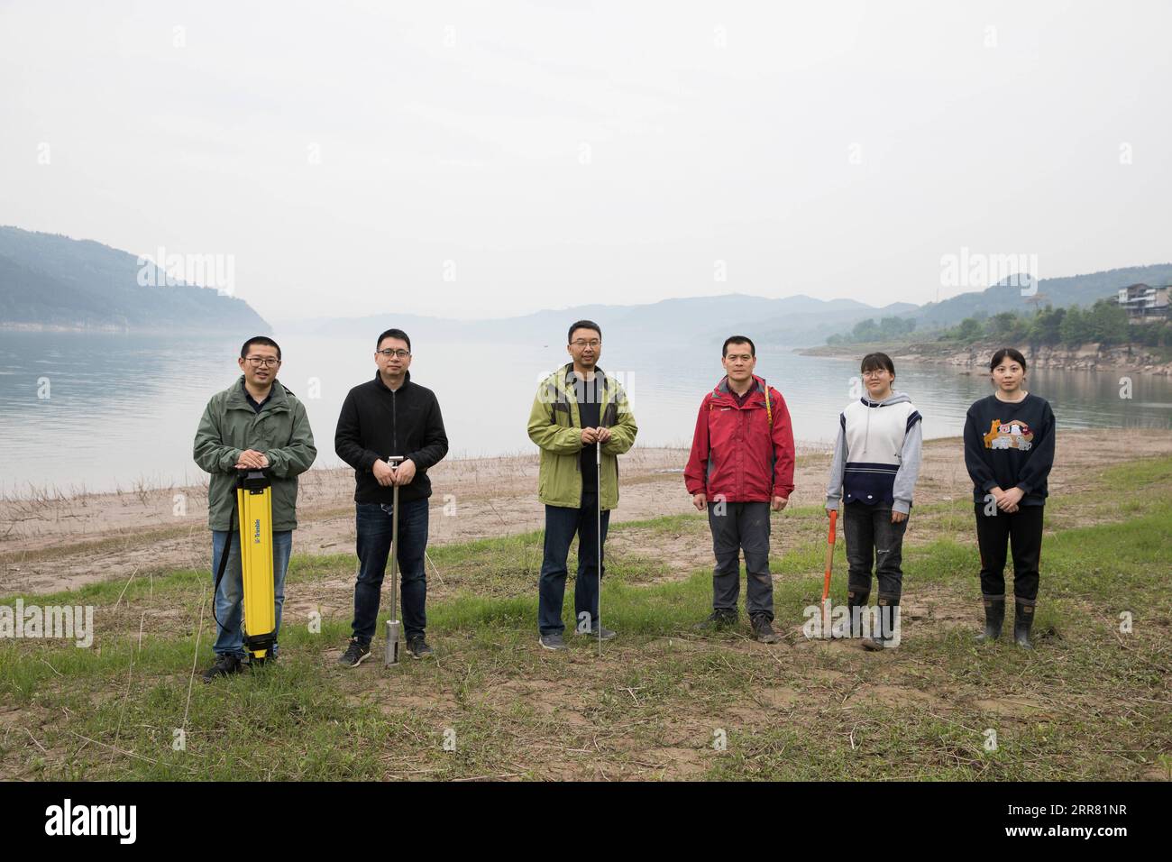 210412 -- ZHONGXIAN, le 12 avril 2021 -- des chercheurs posent pour une photo dans la zone de fluctuation du niveau d'eau du réservoir des trois Gorges dans le comté de Zhongxian, au sud-ouest de la Chine, Chongqing, le 10 avril 2021. Le projet des trois Gorges est un vaste système multifonctionnel de contrôle de l eau sur le fleuve Yangtsé, la voie navigable la plus longue de Chine, avec un barrage de 2 309 mètres de long et 185 mètres de haut. Les niveaux d'eau de la zone du réservoir fluctuent inévitablement sur un cycle annuel de décharge-stockage entre 145 m et 175 m au barrage. La zone de fluctuation du niveau d'eau rencontre également des problèmes éco-environnementaux, dont l'érosion des sols Banque D'Images