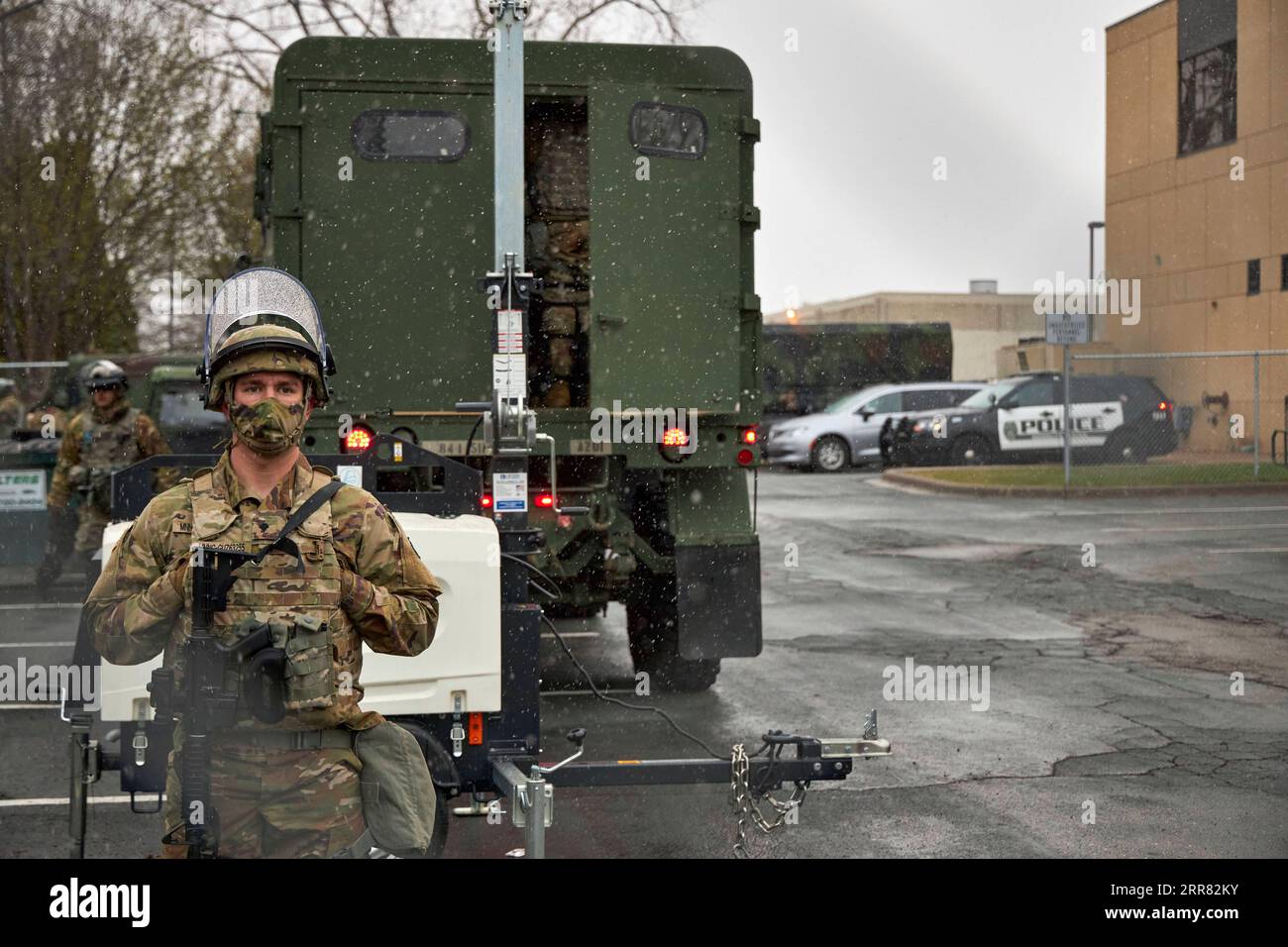 210414 -- WASHINGTON, le 14 avril 2021 -- la garde nationale du Minnesota monte lors d'une manifestation à Brooklyn Center, Minnesota, États-Unis, le 13 avril 2021. Les manifestations se sont poursuivies quelques jours après qu'un policier ait tué Daunte Wright, un homme noir de 20 ans, à un arrêt de circulation dans le Brooklyn Center, dans l'État américain du Minnesota. Photo de /Xinhua U.S.-MINNESOTA-BROOKLYN CENTER-PROTEST MatthewxMcIntosh PUBLICATIONxNOTxINxCHN Banque D'Images