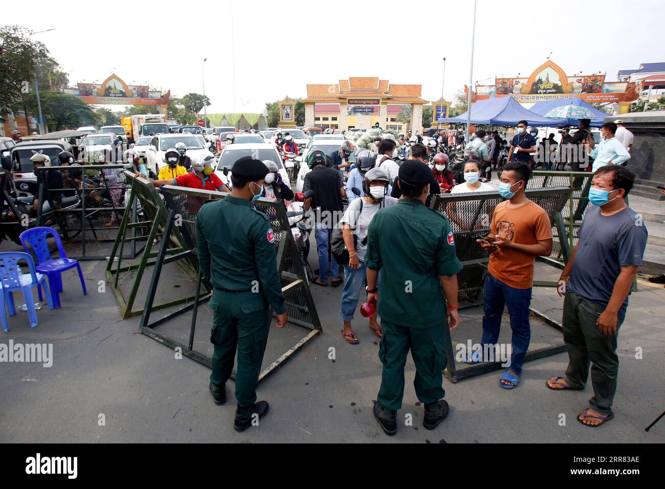 210415 -- PHNOM PENH, le 15 avril 2021 -- la police bloque une rue pour empêcher les gens d'entrer à Phnom Penh, Cambodge, le 15 avril 2021. Le Cambodge a décidé de placer sa capitale Phnom Penh et la ville voisine de Ta Khmau sous confinement de 14 jours dans le but de contenir la propagation du COVID-19, a déclaré le Premier ministre Samdech Techo Hun Sèn dans une décision prise mercredi soir. Photo de /Xinhua CAMBODIA-PHNOM PENH-LOCKDOWN-COVID-19 Sovannara PUBLICATIONxNOTxINxCHN Banque D'Images 210415 -- PHNOM PENH, le 15 avril 2021 -- la police bloque une rue pour empêcher les gens d'entrer à Phnom Penh, Cambodge, le 15 avril 2021. Le Cambodge a décidé de placer sa capitale Phnom Penh et la ville voisine de Ta Khmau sous confinement de 14 jours dans le but de contenir la propagation du COVID-19, a déclaré le Premier ministre Samdech Techo Hun Sèn dans une décision prise mercredi soir. Photo de /Xinhua CAMBODIA-PHNOM PENH-LOCKDOWN-COVID-19 Sovannara PUBLICATIONxNOTxINxCHN Banque D'Images