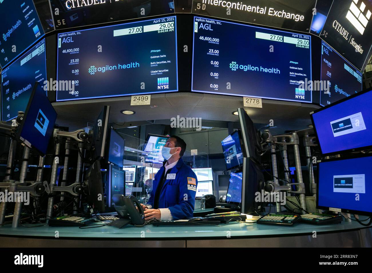 210416 -- NEW YORK, le 16 avril 2021 -- Un Trader travaille à la Bourse de New York, aux États-Unis, le 15 avril 2021. Les actions américaines ont bondi jeudi, alimentées par une multitude de données économiques optimistes. Le Dow Jones Industrial Average a progressé de 305,10 points, soit 0,90 %, à 34 035,99, marquant la première fois que la jauge de 30 actions a franchi le seuil de 34 000. /NYSE/handout via Xinhua U.S.-NEW YORK-NYSE-DOW-34 000 CourtneyxCrow PUBLICATIONxNOTxINxCHN Banque D'Images