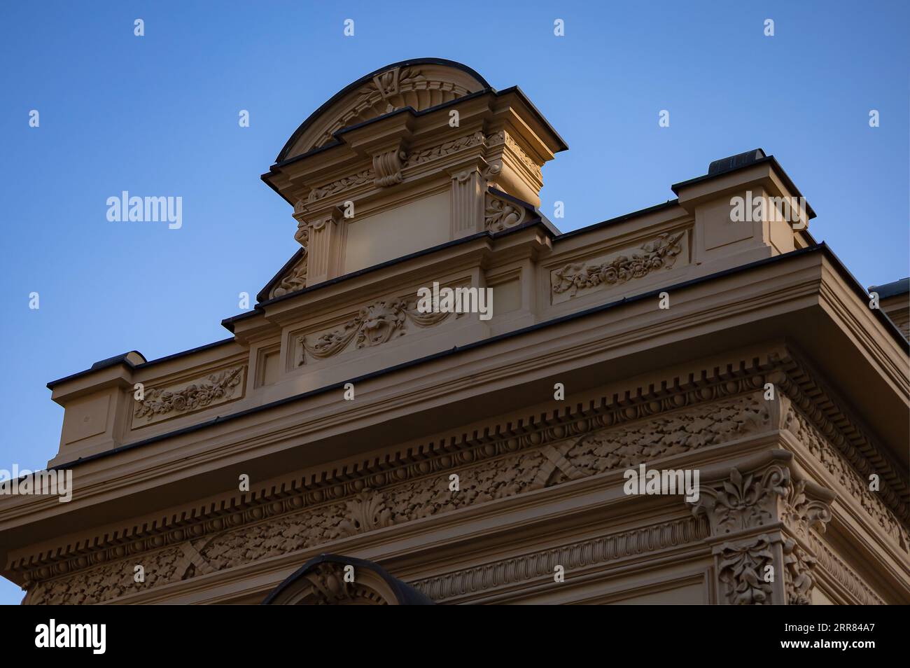Le toit d'un grand bâtiment avec un design architectural orné à Poznan, Pologne Banque D'Images