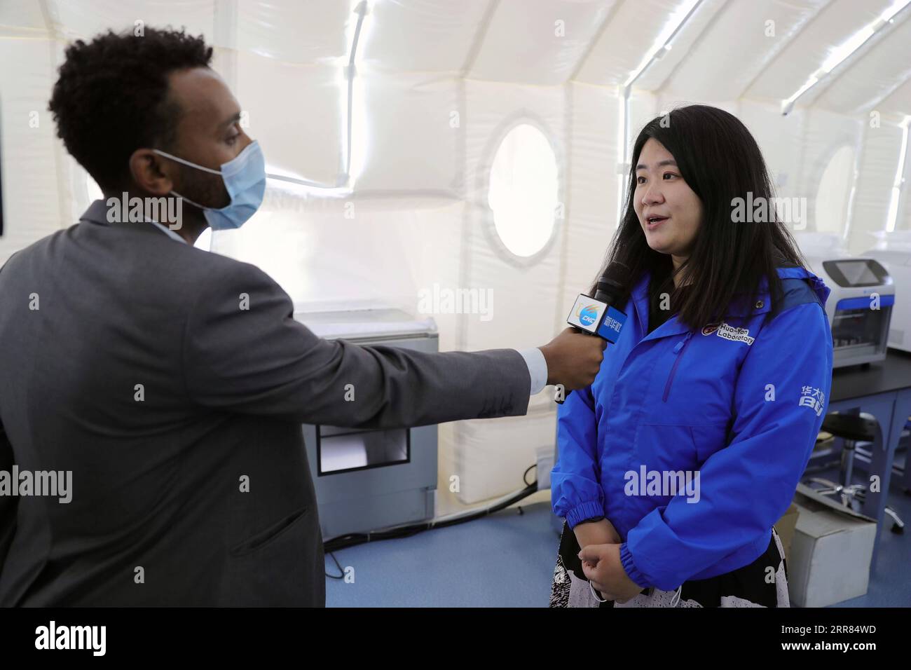 210417 -- ADDIS-ABEBA, 17 avril 2021 -- Wanyue Wang, directeur général adjoint de BGI Health Ethiopia, s'exprime lors d'une interview avec Xinhua au laboratoire de test COVID-19 haut de gamme, Huo Yan Air Lab, à l'aéroport international Bole d'Addis-Abeba, en Éthiopie, le 16 avril 2021. L aéroport international Bole d Addis Ababa, l aéroport le plus fréquenté d Afrique et la principale porte d entrée du continent, aspire à relancer son trafic de passagers affecté par le COVID-19 avec un laboratoire de test COVID-19 à la pointe récemment lancé par les Chinois. Le laboratoire de test COVID-19 haut de gamme nouvellement lancé, Huo Yan Air Lab, W Banque D'Images