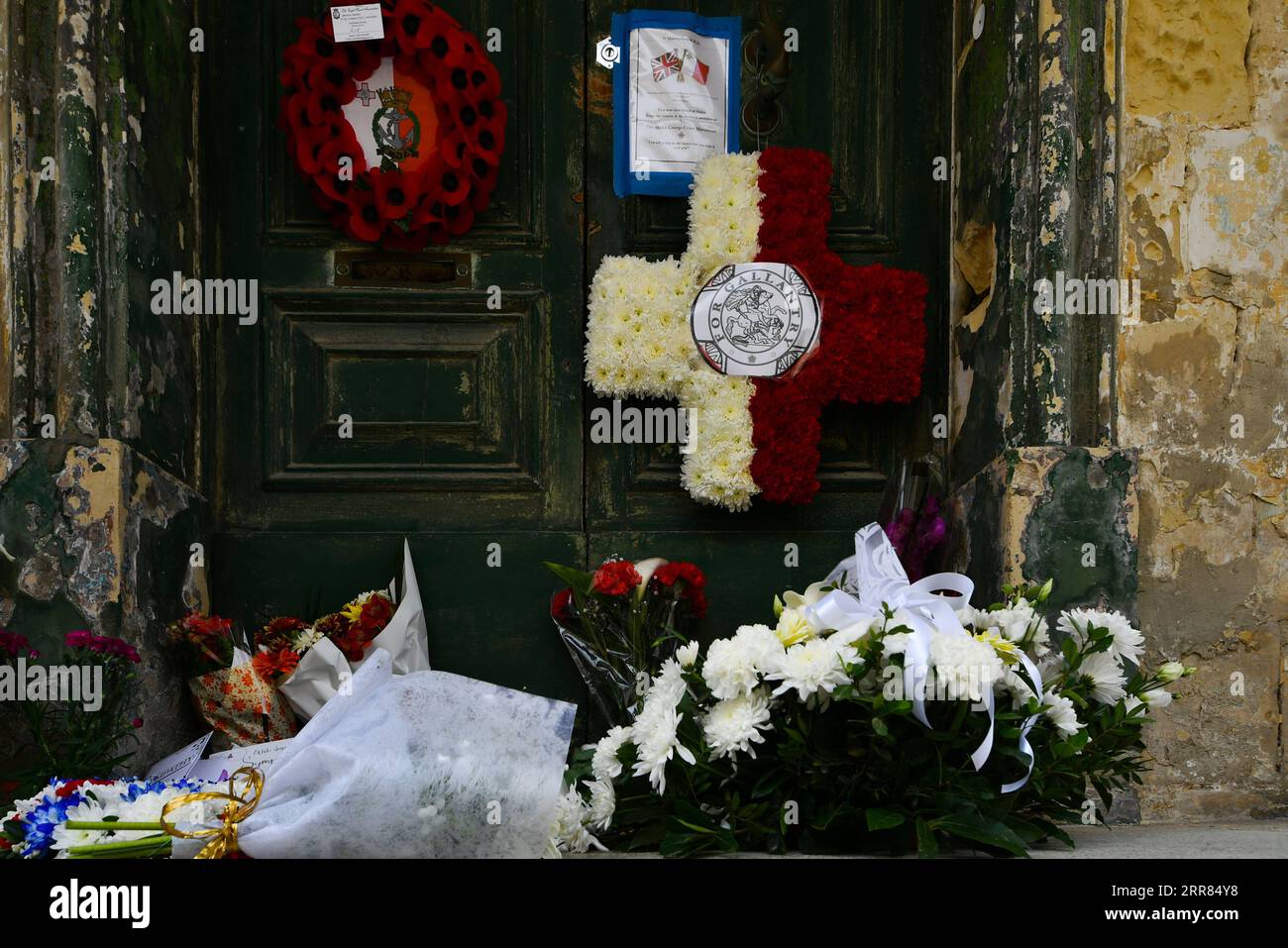 210418 -- GUARDAMANGIA, 18 avril 2021 -- photo prise le 17 avril 2021 montre des fleurs sont posées devant l'historique Villa Guardamangia, à Malte, où le duc d'Édimbourg a vécu. Les funérailles du duc d Édimbourg ont eu lieu samedi à Windsor conformément aux restrictions du gouvernement britannique en matière de coronavirus. Photo de /Xinhua MALTA-GUARDAMANGIA-TRIBUTE-FEU PRINCE PHILIP JonathanxBorg PUBLICATIONxNOTxINxCHN Banque D'Images