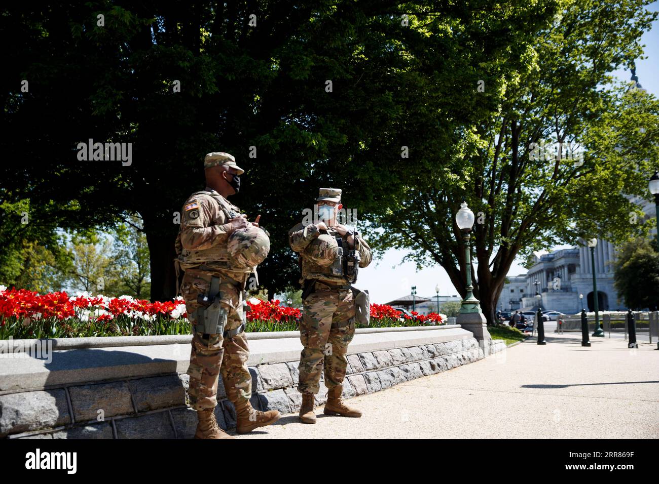 210420 -- WASHINGTON, le 20 avril 2021 -- des membres de la Garde nationale des États-Unis montent la garde près du Capitole des États-Unis à Washington, D.C., aux États-Unis, le 20 avril 2021. L'ancien officier de police de Minneapolis Derek Chauvin a été reconnu coupable de deux chefs d'accusation de meurtre et d'un chef d'homicide involontaire coupable sur la mort de George Floyd, le juge présidant le procès de haut niveau annoncé mardi, lisant le verdict du jury. La Garde nationale du district de Columbia a activé environ 250 membres du personnel en réponse à des manifestations potentielles liées au procès de Derek Chauvin. Photo de /Xinhua U.S.-WASHINGTON, D.C.- Banque D'Images