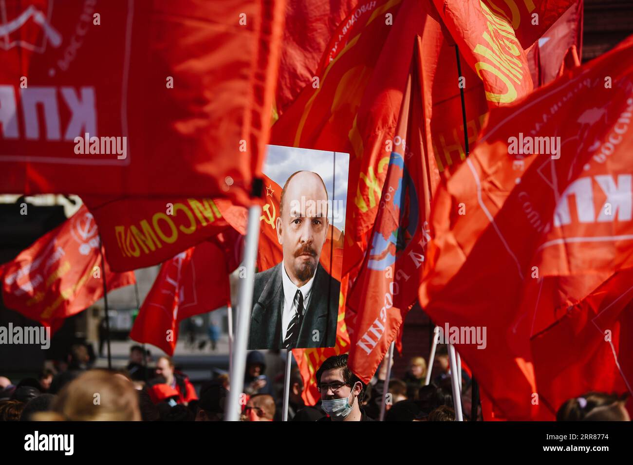 210422 -- MOSCOU, le 22 avril 2021 -- une photo prise le 22 avril 2021 montre un portrait de Vladimir Lénine lors d une cérémonie de ponte de fleurs au mausolée de Lénine pour marquer le 151e anniversaire de la naissance du leader révolutionnaire à Moscou, en Russie. RUSSIE-MOSCOU-LÉNINE-ANNIVERSAIRE DE NAISSANCE EvgenyxSinitsyny PUBLICATIONxNOTxINxCHN Banque D'Images