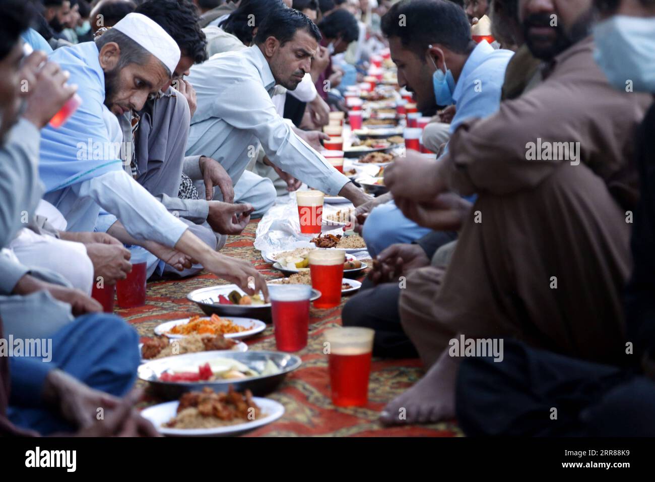 210424 -- ISLAMABAD, le 24 avril 2021 -- les personnes touchées par la pandémie de COVID-19 ont un iftar pendant le mois sacré islamique du Ramadan à Islamabad, capitale du Pakistan, le 24 avril 2021. PAKISTAN-ISLAMABAD-RAMADAN-IFTAR AhmadxKamal PUBLICATIONxNOTxINxCHN Banque D'Images