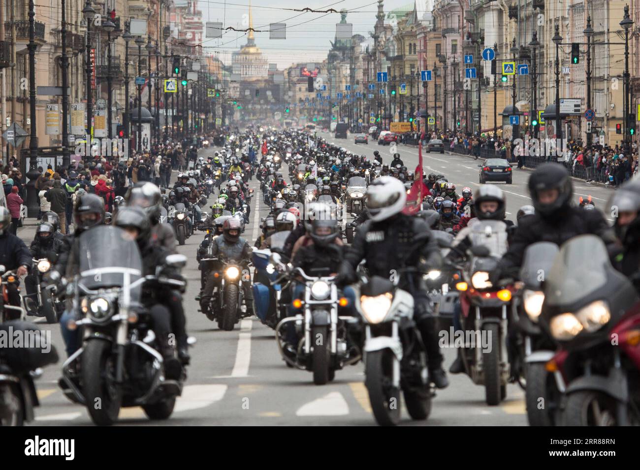 210425 - ST. PETERSBURG, le 25 avril 2021 -- les motocyclistes se réunissent pour célébrer le début de la saison moto sur la rue Nevsky Prospect à St. Petersburg, Russie, 24 avril 2021. Un rassemblement a eu lieu samedi pour célébrer le début de la saison des motos à St. Petersburg alors que la température augmente. Photo de /Xinhua RUSSIA-ST. PETERSBURG-MOTO PARADE-START IrinaxMotina PUBLICATIONxNOTxINxCHN Banque D'Images