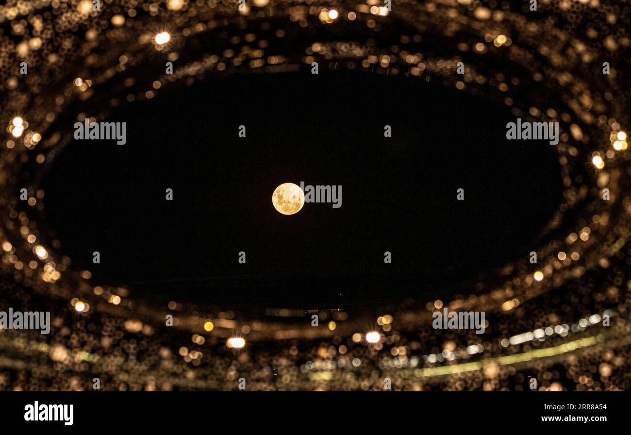 210427 -- SYDNEY, le 27 avril 2021 -- une photo prise le 27 avril 2021 montre une super lune au-dessus de Sydney, en Australie. AUSTRALIE-SYDNEY-SUPER MOON BaixXuefei PUBLICATIONxNOTxINxCHN Banque D'Images