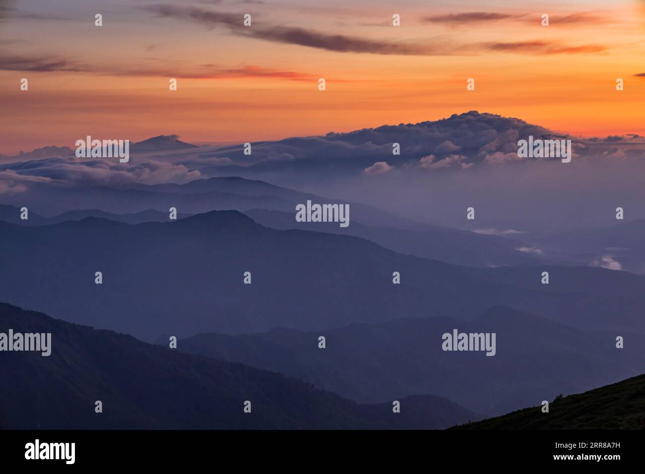 Chaîne de montagnes Asahi, lever du soleil, horizon du Mont Gassan depuis le refuge du Mont Ohasahi, 100 montagnes du Japon, Yamagata, Tohoku, Japon, Asie Banque D'Images