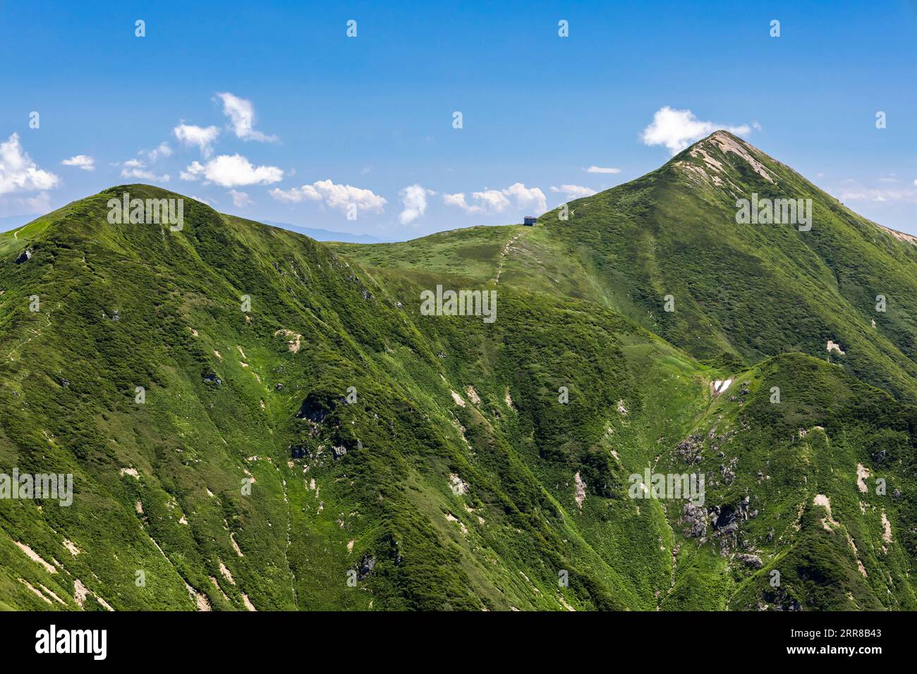 Chaîne de montagnes Asahi, vue du plus haut Mt.Ohasahidake (pinacle de droite), du Mt.Nishiasahidake, 100 montagnes du Japon, Yamagata, Tohoku, Japon, Asie Banque D'Images