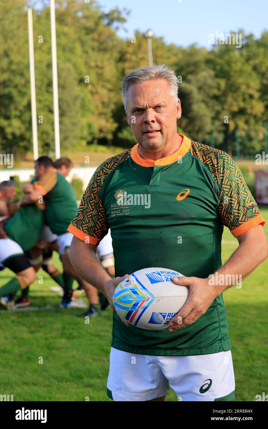 Sarlat, France. 4 septembre 2023. Coupe du monde parlementaire de Rugby 2023 en France. Match Irlande - Afrique du Sud. L'équipe parlementaire irlandaise (en blanc) a remporté le match contre l'équipe parlementaire sud-africaine (en vert) dans la chaleur et dans une ambiance conviviale à Sarlat en Dordogne. Photo de Hugo Martin Alamy Live News. Banque D'Images