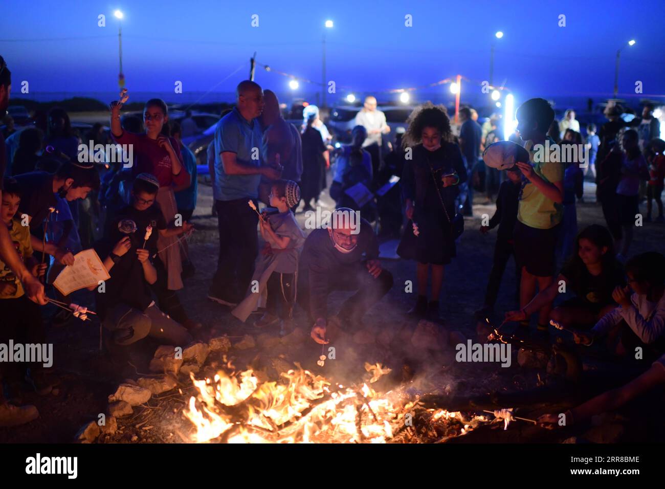 210429 -- TEL AVIV, le 29 avril 2021 -- les Israéliens se rassemblent autour d'un feu de joie pour célébrer Lag BaOmer à tel Aviv, Israël, le 29 avril 2021. LAG baOmer, également connu sous le nom de LAG B Omer, est une fête juive célébrée le 33e jour du comptage de l'Omer, qui a lieu le 18e jour du mois hébreu d'Iyar. Via Xinhua ISRAEL-TEL AVIV-LAG BAOMER-CELEBRATION TomerxNeuberg/JINI PUBLICATIONxNOTxINxCHN Banque D'Images