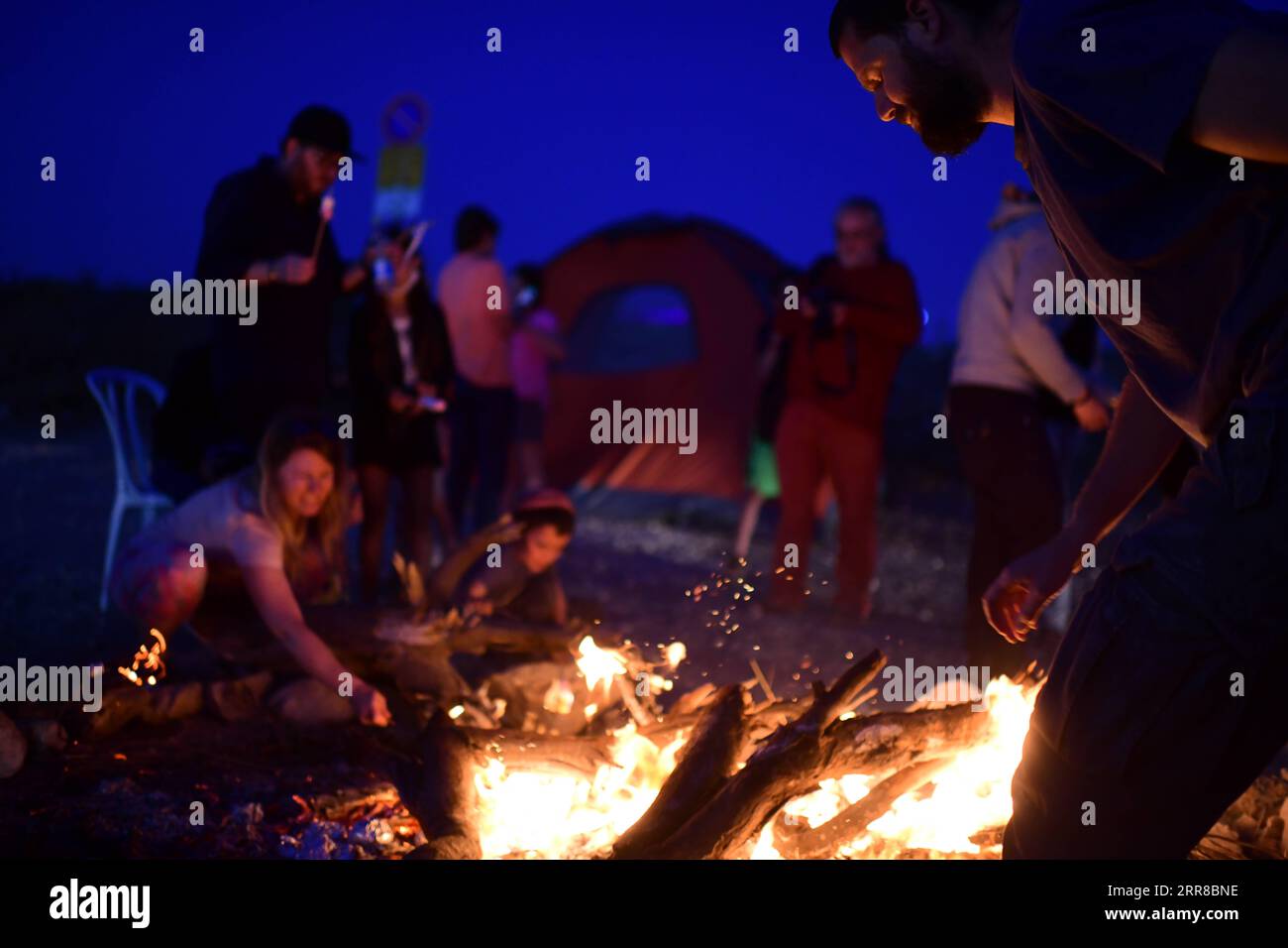 210429 -- TEL AVIV, le 29 avril 2021 -- les Israéliens se rassemblent autour d'un feu de joie pour célébrer Lag BaOmer à tel Aviv, Israël, le 29 avril 2021. LAG baOmer, également connu sous le nom de LAG B Omer, est une fête juive célébrée le 33e jour du comptage de l'Omer, qui a lieu le 18e jour du mois hébreu d'Iyar. Via Xinhua ISRAEL-TEL AVIV-LAG BAOMER-CELEBRATION TomerxNeuberg/JINI PUBLICATIONxNOTxINxCHN Banque D'Images