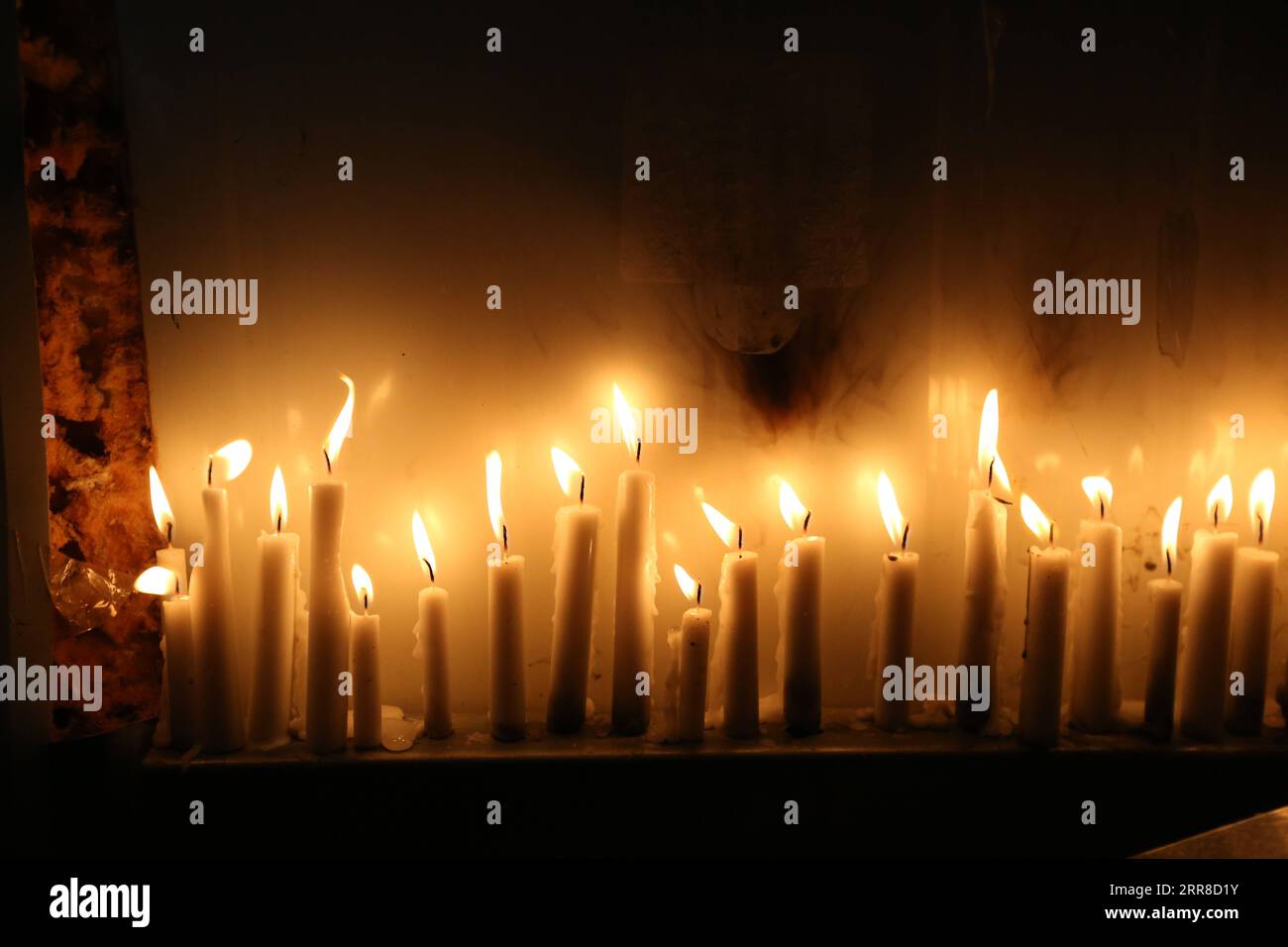 210502 -- MONT MERON, 2 mai 2021 -- des bougies sont allumées pour les 45 victimes tuées dans une ruée qui a eu lieu lors d'un festival célébré à la veille de la fête juive Lag BaOmer, sur le site de l'accident au Mont Meron, Israël, le 1 mai 2021. Le Premier ministre israélien Benjamin Netanyahu a déclaré dimanche jour de deuil national après la catastrophe de jeudi soir. /JINI via Xinhua ISRAËL-MONT MERON-STAMPEDE-DEUIL DavidxCohen PUBLICATIONxNOTxINxCHN Banque D'Images