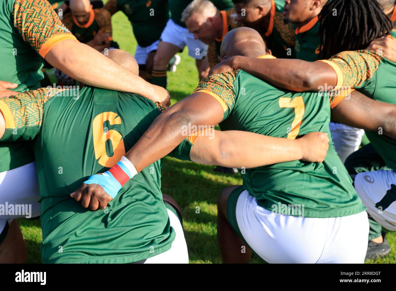 Sarlat, France. 4 septembre 2023. Coupe du monde parlementaire de Rugby 2023 en France. Match Irlande - Afrique du Sud. L'équipe parlementaire irlandaise (en blanc) a remporté le match contre l'équipe parlementaire sud-africaine (en vert) dans la chaleur et dans une ambiance conviviale à Sarlat en Dordogne. Photo de Hugo Martin Alamy Live News. Banque D'Images